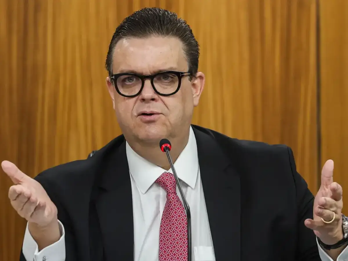 O ministro da Previdência Social, Wolney Queiroz, afirmou nesta quinta-feira (3) que 2,1 milhões de aposentados e pensionistas já estão aptos a receber o ressarcimento pelos descontos irregulares de mensalidades associativas nos benefícios do Instituto Nacional do Seguro Social (INSS). Durante entrevista ao programa A Voz do Brasil, produzido pela Empresa Brasil de Comunicação (EBC), o ministro comentou a decisão do ministro Dias Toffoli, do Supremo Tribunal Federal (STF), que homologou o acordo para realização dos pagamentos, que devem começar no dia 24 deste mês. Wolney Queiroz explicou que o acordo foi necessário para dar rapidez ao processo de devolução dos recursos e evitar questionamentos jurídicos.   Segundo o ministro, o governo federal deve editar uma medida provisória para viabilizar os pagamentos. Pela decisão de Toffoli, os recursos ficarão fora da meta fiscal do arcabouço fiscal. "Quando acontece um caso como esse, que é extraordinário, isso não pode ser computado como um gasto do governo. Esses gastos têm que ser considerados extraordinários para que não compute dentro do teto de gastos estabelecidos pelo governo. Com essa concordância do STF, o governo poderá editar uma medida provisória e pode fazer com que o Congresso aprove essa medida para que o governo tenha disponibilidade financeira para fazer o pagamento", explicou. Para o ministro, o acordo representa o consenso entre o governo e o Judiciário. "É um dia de festa para nós, comemorar o retorno desses recursos para o bolso dos aposentados. Uma grande vitória do governo, uma grande vitória do presidente Lula, que me delegou pessoalmente essa tarefa de fazer com que nenhum aposentado e nenhum pensionista fique no prejuízo", completou. O acordo enviado para chancela do STF foi fechado entre a a Advocacia-Geral da União (AGU), o INSS, o Ministério da Previdência Social, a Ordem dos Advogados do Brasil (OAB), a Defensoria Pública da União (DPU) e o Ministério Público Federal (MPF). Todos os órgãos participaram de uma conciliação aberta por Dias Toffoli. Pagamento Com a homologação do acordo pelo STF, os pagamentos devem começar a 24 de julho e serão feitos de 15 em 15 dias, a partir da data inicial. Cada lote deve contar com o ressarcimento de 1,5 milhão de beneficiários. Os valores serão corrigidos pelo Índice Nacional de Preços ao Consumidor Amplo (IPCA), indicador da inflação. Para  aderir ao acordo, quem foi lesado pelas associações envolvidas no esquema deverá contestar administrativamente o desconto, ou seja, entrar em contato diretamente com o INSS, por meio dos canais de atendimento do órgão. A adesão será voluntária. Em contrapartida, quem entrou na Justiça para receber o ressarcimento deverá desistir da ação contra o INSS, que se compromete a pagar 5% de honorários advocatícios nas ações individuais propostas antes de 23 de abril de 2025. Fonte: Andre Richter – Repórter da Agência Brasil