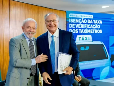 Lula extingue a taxa de verificação de taxímetros e garante economia para os taxistas