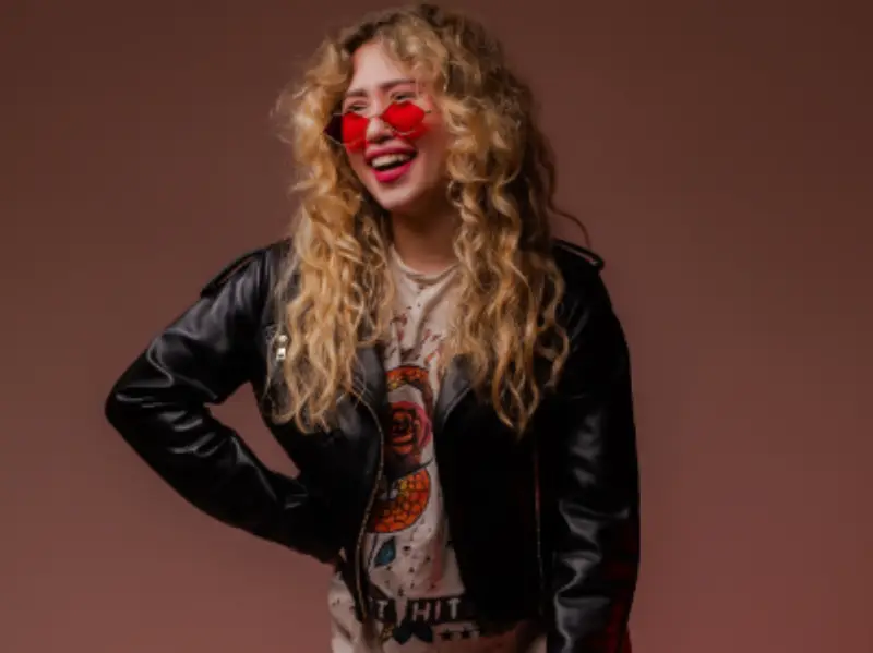 Katharina Vassalaki celebra as lendas do rock em uma noite eletrizante no Teatro Álvaro de Carvalho