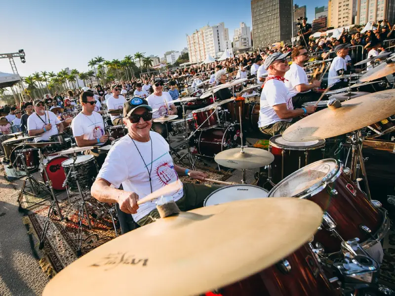Maior orquestra de baterias das Américas retorna ao Largo da Catedral em Florianópolis