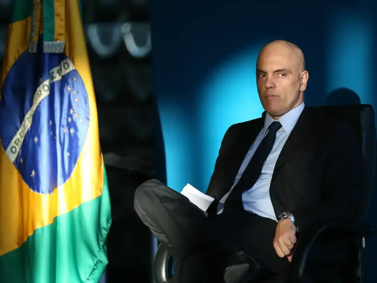 Moraes afirma que Bolsonaro confessou crimes ao tentar obstruir a Justiça