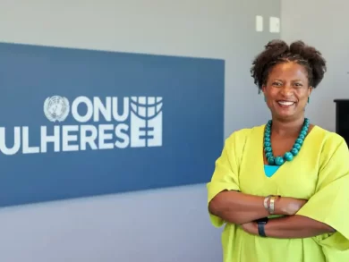 "Direitos das mulheres são como ondas do mar: há retrocesso, mas avanços são persistentes", disse a representante da ONU Mulheres no Brasil, Ana Querino, alertando para a necessidade de renovar esforços em defesa de meninas e mulheres. O mundo tem 4 bilhões de meninas e mulheres, mas a sobrevivência delas em igualdade com os homens permanece um desafio global. Elas não estão representadas proporcionalmente na política, nos cargos de decisão nas empresas e nos governos e sofrem de maneira diferenciada com a pobreza e a violência. Com o desafio de pensar ações e estratégias capazes de melhorar a vida desse contingente, a agência das Nações Unidas (ONU) para as Mulheres completa 15 anos em 2025. A entidade reconhece que a caminhada pela igualdade de gênero, nesse período, não andou em linha reta, mas que as idas e vindas fazem parte do processo. Para impedir retrocessos acentuados, no entanto, propõe uma repactuação. Pesquisa da entidade, de março deste ano, mostra que direitos humanos das mulheres estão em risco em um a cada quatro países, além de salientar preocupação com o aumento da violência e da exclusão digital de mulheres. Na avaliação da entidade, o momento histórico é precário, o que, na prática, significa piora das condições de vida, como reconhece Ana Querino, representante interina da ONU Mulheres no Brasil. "São 15 anos de atuação, de institucionalização de um trabalho que começou há 50 anos, com a intenção de acelerar os avanços", explicou a gestora. "Quando a gente pensa em mudanças estruturantes, que mudam a sociedade, é normal que se tenha esses movimentos, que não são em linha reta. São avanços como as ondas do mar, analogia de que me apropriei, pois, vão e voltam, mas são persistentes e não têm como segurar. A força da natureza é maior", comparou. Entre os desafios do momento, a agência destaca a obrigação dos países de incluírem 50% de mulheres nos espaços de decisão, conforme recomendação recente da Convenção para a Eliminação de todas as Formas de Discriminação com as Mulheres (Cedaw). A convenção tem força de lei no Brasil, tendo sido adotada em 1984. Hoje, as brasileiras não chegam a duas a cada dez parlamentares no Congresso Nacional. Elas são 17% do total de 513 deputados e 81 senadores eleitos no país. Outra preocupação da ONU Mulheres é com 600 milhões de mulheres e meninas vivendo em zonas de conflito, 50% a mais que há dez anos, segundo balanço da entidade. Além do risco de morte e das condições de vida precária, a situação é fator determinante para mortes maternas. Seis em cada dez mortes de mulheres relacionadas à gravidez ocorrem nos 35 países afetados por conflitos. "Estamos em momento de fragilidade em relação aos acordos alcançados na criação da ONU, portanto, mais do que nunca, é preciso reforçar a mensagem da Carta da ONU, que completou 70 anos. Mas a certeza que a gente tem, independentemente do conflito, é de que as mulheres e meninas são afetadas de forma específica pelas guerras e, muitas vezes, a violência contra essas mulheres e meninas, incluindo estupros, são usados como arma", explicou a representante no Brasil. A organização cobra que lideranças, em especial os chefes de Estado e os parlamentos, assumam a defesa dos compromissos internacionais, como os pactuados há 30 anos na Plataforma de Ação de Pequim e os Objetivos do Desenvolvimento Sustentável, entre outros acordos, como a Resolução 1.325 do Conselho de Segurança. O documento reconhece o impacto diferenciado das guerras sobre meninas e mulheres e a necessidade de participação delas na mediação e construção da paz. Nesse cenário, a ONU Mulheres quer renovar o compromisso dos Estados e instituições privadas e propõe 15 ações em diversas áreas, divulgadas nesta terça-feira (1º). A principal é proteger as conquistas já obtidas. "Isso inclui garantir que os sistemas legais, políticos e financeiros promovam — e não dificultem — a igualdade de gênero", destaca o informe da entidade divulgado para marcar o aniversário. "A gente precisa muito que essas lideranças, nos mais variados espaços, nos governos, parlamentos, nas empresas privadas e na sociedade civil, assumam esse compromisso ou pelo menos visibilizem e falem sobre [os direitos das mulheres], porque temos ouvido, com frequência, vozes de outras pessoas em posições de destaque, vamos falar assim, que estão se contrapondo [a esses direitos]", explicou Ana. "Precisamos de vozes que reforcem o progresso", frisou. Outra importante ação é incluir as mulheres digitalmente. A representante da ONU explicou que muitas têm dificuldade de usar a tecnologia, o que acaba limitando o uso por elas. Paralelamente, a entidade cobra mais mulheres na indústria digital. "Se não temos mulheres por trás desse avanço tecnológico, temos a tecnologia reproduzindo a misoginia e a discriminação", alertou. Como resultado dessa exclusão, a ONU também observa o aumento da violência facilitada pela internet. Entre as 15 ações propostas pela ONU para repactuar avanços sobre a igualdade de gênero, além de impedir retrocessos e acabar com os conflitos, são prioridades erradicar a pobreza, uma vez que uma em cada dez meninas ou mulheres ainda vive com menos de US$ 2,15, ou seja, menos de R$ 12 por dia, e combater a fome. Segundo a ONU, mais mulheres do que homens enfrentam insegurança alimentar. Enfrentar a violência é outra ação que requer medidas imediatas, pois uma mulher ou menina é assassinada a cada dez minutos no mundo por um parceiro ou parente próximo. Em 2023, 85 mil foram assassinadas intencionalmente. A situação exige fortalecimento das leis, tolerância zero e apoio às sobreviventes. A participação das mulheres nas discussões sobre as mudanças do clima e a participação delas na economia são também frentes da ONU Mulheres. A entidade propõe políticas ou sistemas de cuidado com empregos dignos no setor, além de salários iguais em todas as profissões. Elas ainda ganham 20% menos.
