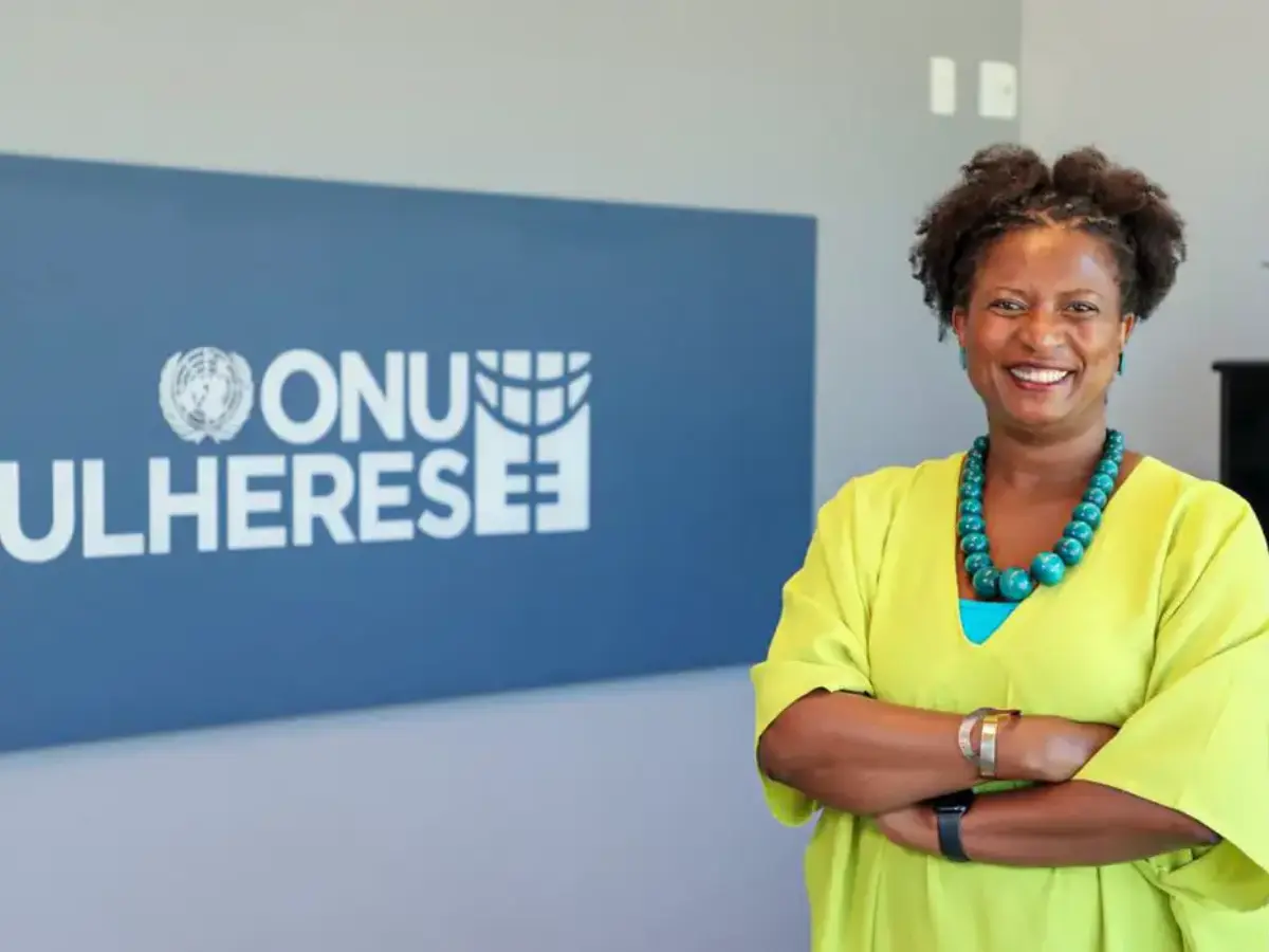 "Direitos das mulheres são como ondas do mar: há retrocesso, mas avanços são persistentes", disse a representante da ONU Mulheres no Brasil, Ana Querino, alertando para a necessidade de renovar esforços em defesa de meninas e mulheres. O mundo tem 4 bilhões de meninas e mulheres, mas a sobrevivência delas em igualdade com os homens permanece um desafio global. Elas não estão representadas proporcionalmente na política, nos cargos de decisão nas empresas e nos governos e sofrem de maneira diferenciada com a pobreza e a violência. Com o desafio de pensar ações e estratégias capazes de melhorar a vida desse contingente, a agência das Nações Unidas (ONU) para as Mulheres completa 15 anos em 2025. A entidade reconhece que a caminhada pela igualdade de gênero, nesse período, não andou em linha reta, mas que as idas e vindas fazem parte do processo. Para impedir retrocessos acentuados, no entanto, propõe uma repactuação. Pesquisa da entidade, de março deste ano, mostra que direitos humanos das mulheres estão em risco em um a cada quatro países, além de salientar preocupação com o aumento da violência e da exclusão digital de mulheres. Na avaliação da entidade, o momento histórico é precário, o que, na prática, significa piora das condições de vida, como reconhece Ana Querino, representante interina da ONU Mulheres no Brasil. "São 15 anos de atuação, de institucionalização de um trabalho que começou há 50 anos, com a intenção de acelerar os avanços", explicou a gestora. "Quando a gente pensa em mudanças estruturantes, que mudam a sociedade, é normal que se tenha esses movimentos, que não são em linha reta. São avanços como as ondas do mar, analogia de que me apropriei, pois, vão e voltam, mas são persistentes e não têm como segurar. A força da natureza é maior", comparou. Entre os desafios do momento, a agência destaca a obrigação dos países de incluírem 50% de mulheres nos espaços de decisão, conforme recomendação recente da Convenção para a Eliminação de todas as Formas de Discriminação com as Mulheres (Cedaw). A convenção tem força de lei no Brasil, tendo sido adotada em 1984. Hoje, as brasileiras não chegam a duas a cada dez parlamentares no Congresso Nacional. Elas são 17% do total de 513 deputados e 81 senadores eleitos no país. Outra preocupação da ONU Mulheres é com 600 milhões de mulheres e meninas vivendo em zonas de conflito, 50% a mais que há dez anos, segundo balanço da entidade. Além do risco de morte e das condições de vida precária, a situação é fator determinante para mortes maternas. Seis em cada dez mortes de mulheres relacionadas à gravidez ocorrem nos 35 países afetados por conflitos. "Estamos em momento de fragilidade em relação aos acordos alcançados na criação da ONU, portanto, mais do que nunca, é preciso reforçar a mensagem da Carta da ONU, que completou 70 anos. Mas a certeza que a gente tem, independentemente do conflito, é de que as mulheres e meninas são afetadas de forma específica pelas guerras e, muitas vezes, a violência contra essas mulheres e meninas, incluindo estupros, são usados como arma", explicou a representante no Brasil. A organização cobra que lideranças, em especial os chefes de Estado e os parlamentos, assumam a defesa dos compromissos internacionais, como os pactuados há 30 anos na Plataforma de Ação de Pequim e os Objetivos do Desenvolvimento Sustentável, entre outros acordos, como a Resolução 1.325 do Conselho de Segurança. O documento reconhece o impacto diferenciado das guerras sobre meninas e mulheres e a necessidade de participação delas na mediação e construção da paz. Nesse cenário, a ONU Mulheres quer renovar o compromisso dos Estados e instituições privadas e propõe 15 ações em diversas áreas, divulgadas nesta terça-feira (1º). A principal é proteger as conquistas já obtidas. "Isso inclui garantir que os sistemas legais, políticos e financeiros promovam — e não dificultem — a igualdade de gênero", destaca o informe da entidade divulgado para marcar o aniversário. "A gente precisa muito que essas lideranças, nos mais variados espaços, nos governos, parlamentos, nas empresas privadas e na sociedade civil, assumam esse compromisso ou pelo menos visibilizem e falem sobre [os direitos das mulheres], porque temos ouvido, com frequência, vozes de outras pessoas em posições de destaque, vamos falar assim, que estão se contrapondo [a esses direitos]", explicou Ana. "Precisamos de vozes que reforcem o progresso", frisou. Outra importante ação é incluir as mulheres digitalmente. A representante da ONU explicou que muitas têm dificuldade de usar a tecnologia, o que acaba limitando o uso por elas. Paralelamente, a entidade cobra mais mulheres na indústria digital. "Se não temos mulheres por trás desse avanço tecnológico, temos a tecnologia reproduzindo a misoginia e a discriminação", alertou. Como resultado dessa exclusão, a ONU também observa o aumento da violência facilitada pela internet. Entre as 15 ações propostas pela ONU para repactuar avanços sobre a igualdade de gênero, além de impedir retrocessos e acabar com os conflitos, são prioridades erradicar a pobreza, uma vez que uma em cada dez meninas ou mulheres ainda vive com menos de US$ 2,15, ou seja, menos de R$ 12 por dia, e combater a fome. Segundo a ONU, mais mulheres do que homens enfrentam insegurança alimentar. Enfrentar a violência é outra ação que requer medidas imediatas, pois uma mulher ou menina é assassinada a cada dez minutos no mundo por um parceiro ou parente próximo. Em 2023, 85 mil foram assassinadas intencionalmente. A situação exige fortalecimento das leis, tolerância zero e apoio às sobreviventes. A participação das mulheres nas discussões sobre as mudanças do clima e a participação delas na economia são também frentes da ONU Mulheres. A entidade propõe políticas ou sistemas de cuidado com empregos dignos no setor, além de salários iguais em todas as profissões. Elas ainda ganham 20% menos.