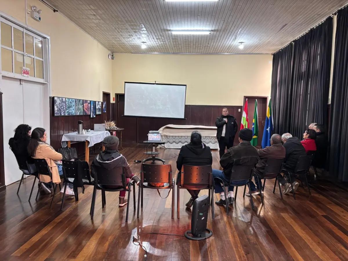 A Fundação Cultural de Lages (FCL) deu o primeiro passo rumo ao Carnaval de 2026, com uma reunião de trabalho realizada na tarde desta quinta-feira (03 de julho), reunindo representantes das escolas de samba e do carnaval lageano. O encontro teve como objetivo ouvir os carnavalescos, debater temas de interesse da comunidade e começar a planejar a retomada da festa que, no passado, fez de Lages uma referência no cenário catarinense. “Uma determinação da prefeita Carmen Zanotto é ouvir as pessoas para que, juntos, possamos realizar um grande evento. Gosto de trabalhar com planejamento e qualidade. Lages foi, no passado, uma referência para o carnaval de Santa Catarina e queremos fazer esse resgate”, destacou Carla Zonatto, superintendente da FCL. Participaram do encontro representantes das escolas Acadêmicos da Brusque, Leões da Serra, Princesa Isabel, Protegidos de São Carlos, Unidos da Vila, Urca e Sete de Setembro. Cada agremiação deverá agora elaborar um levantamento com seus objetivos e opiniões para o Carnaval, que será apresentado em novos encontros com a Fundação Cultural. A proposta é que o Carnaval de Lages, com o desfile das escolas de samba, volte a ocupar seu lugar de destaque no calendário cultural do Estado, movimentando não apenas a cultura local, mas também a economia e o turismo. Para isso, a FCL aposta no diálogo e na construção coletiva das decisões, criando bases sólidas para os desfiles e demais eventos carnavalescos dos próximos anos. Fonte: Rafael Araldi/Prefeitura de Lages