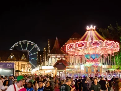 Oktoberfest Blumenau resgata tradição com parque de diversões no estacionamento do Galegão