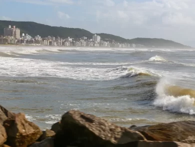 Ventos de 80 km/h e mar agitado marcam início da semana em Santa Catarina