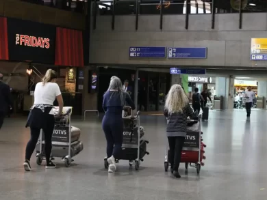 Em 2024, as operadoras vinculadas à Associação Brasileira das Operadoras de Turismo faturaram R$ 22,09 bilhões, representando um crescimento de 15% em relação a 2023. Segundo a entidade, o avanço foi impulsionado, sobretudo, pelo desempenho expressivo das viagens internacionais, que atingiram R$ 16,63 bilhões, crescimento de 116,3% em comparação ao ano anterior. “Pela primeira vez na série histórica do Anuário Braztoa, o internacional respondeu por 75% do faturamento total, configurando-se como um ponto fora da curva e sinalizando um pico relevante fora da média habitual”, diz a associação. De acordo com as operadoras, o mercado doméstico movimentou R$ 5,46 bilhões, patamar que se alinha aos anos imediatamente pós‑pandemia (2021‑2022), mas que ainda fica abaixo da faixa de R$ 6 a R$ 7,5 bilhões registrada na pré‑pandemia, entre 2014 e 2018. “A forte retração em relação ao pico excepcional de 2023 (R$ 11,55 bilhões) reflete um ajuste natural. Importante destacar que essa retração no volume do doméstico não representa uma perda de relevância do turismo nacional, que continua sendo estratégico para as operadoras, com ampla capilaridade, diversidade de produtos e presença em todo o território nacional”, informa a associação. Para a entidade, o resultado reflete a recuperação da demanda global, o fortalecimento do turismo internacional e uma reorganização do mercado doméstico. Em relação aos embarques, as operadoras associadas à Braztoa tiveram 9,81 milhões ao longo de 2024. Para a associação, apesar de representar redução de 16,9% em relação ao recorde histórico registrado em 2023, o volume continua elevado e aponta para um novo patamar de estabilidade nas operações. Esse número representa o segundo maior volume de embarques desde o início da série histórica, em 2010. As viagens dentro do país representaram 60% do total de embarques em 2024 — o equivalente a 5,88 milhões —, enquanto os embarques internacionais somaram 3,93 milhões (40%). Conforme a presidente executiva da Braztoa, Marina Figueiredo, os dados do anuário mostram o setor cada vez mais sólido e estratégico com crescimento expressivo no faturamento, impulsionado pela força do mercado internacional, ao mesmo tempo mantendo um volume robusto de embarques, com o turismo doméstico continuando a desempenhar um papel central. “Isso revela um equilíbrio importante entre os dois mercados e confirma o papel das operadoras como agentes essenciais na jornada dos viajantes, impulsionando o desenvolvimento do setor e conectando a oferta turística à demanda de forma qualificada e eficiente, e impulsionando o desenvolvimento sustentável do setor” afirmou, em nota, a presidente executiva.