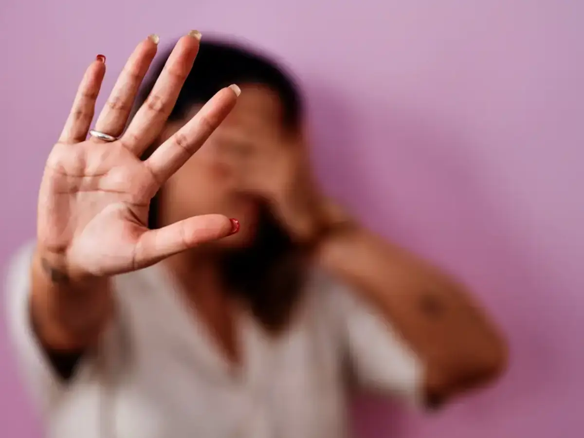 Entrou em vigor nesta sexta-feira (4) a lei que modifica o Código Penal Brasileiro para acabar com atenuantes e reduzir o prazo prescricional para crimes que envolvam violência sexual contra a mulher. A sanção do texto, publicada no Diário Oficial da União (DOU), foi assinada pelo presidente em exercício, Geraldo Alckmin.  As atenuantes eram aplicadas quando o autor do crime tinha menos de 21 anos de idade ou mais de 70 anos. Além disso, para pessoas nessas idades, o prazo de prescrição do delito, que é quando o crime não pode mais ser punido, era reduzido à metade. Os atenuantes e a redução do prazo prescricional seguem valendo para autores de outros tipos de crime com menos de 21 anos e mais de 70 anos.  O texto foi aprovado pelo Congresso Nacional, em tramitação definitiva, no dia 10 de junho.   De acordo com o Anuário Brasileiro de Segurança Pública de 2024, o Brasil registrou um estupro a cada 6 minutos em 2023. As análises trazidas na publicação, produzida pelo Fórum Brasileiro de Segurança Pública, indicam que a grande maioria das vítimas dessa violência são meninas e mulheres, que constituem o percentual de 88,2% do número total de casos.