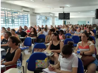 Até o dia 16 de julho estão abertas as inscrições para o processo seletivo emergencial na área da educação da Prefeitura de Florianópolis. Há vagas para professores, professores auxiliares, especialistas e auxiliares de sala. As inscrições podem ser feitas pelo endereço eletrônico: www.ibade.org.br *VAGAS* -Professor Auxiliar de Tecnologia Educacional, Professor Auxiliar  Intérprete Educacional, Professor Auxiliar de Ensino Fundamental -Professores de Espanhol, Inglês, Educação Infantil, Matemática, Português, Inglês e Português -Especialistas: Administrador, Supervisor e Orientador Educacional -Auxiliar de Sala Fonte: Prefeitura de Florianópolis
