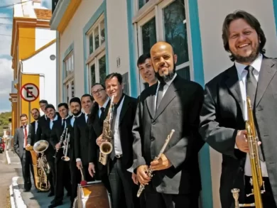 A tradição musical de São José segue viva com a reabertura da Escola de Música da Sociedade Musical União Josefense, que está novamente com inscrições abertas e totalmente gratuitas para a comunidade. Jovens a partir de 12 anos e adultos interessados em aprender instrumentos de sopro, percussão ou teoria musical podem se inscrever sem precisar de experiência anterior. As aulas acontecem às terças-feiras, das 19h às 22h, e aos sábados, das 8h30 às 12h30, na sede da Sociedade Musical União Josefense, localizada no centro de São José. Além das aulas, a banda faz parte do Roteiro de Memórias, projeto que conecta espaços históricos e fortalece o vínculo da comunidade com a história do município. Fundada em 1876, a partir da fusão de três antigas bandas, a União Josefense soma quase 150 anos de história e é considerada uma das mais antigas de Santa Catarina. Reconhecida como Patrimônio Cultural Imaterial e Material do município, a banda retomou suas atividades em 2023, após o período de paralisação causado pela pandemia, com o objetivo de manter vivo seu legado e abrir portas para novas gerações de músicos. Para o saxofonista Ney Platt, que faz parte da banda, a escola cumpre um papel essencial na preservação cultural. “A banda sempre foi fundamental nas festividades do município, como a Festa do Divino, procissões, datas cívicas, aniversário da cidade, Natal e tantas outras. Nosso sonho sempre foi abrir as portas para ensinar música gratuitamente, como aconteceu comigo ainda menino”, relembra. O Secretário de Cultura e Turismo, Toninho da Silveira, destaca a importância de iniciativas como essa para a valorização da história josefense. “A Sociedade Musical União Josefense é um verdadeiro símbolo de resistência cultural e de amor à arte. Manter viva essa tradição, abrir espaço para novos músicos e integrá-la ao Roteiro de Memórias é valorizar nossa história e inspirar o futuro”, afirma Toninho. Bandas musicais como a União Josefense desempenham um papel fundamental na preservação da identidade local. Além de animar eventos e datas comemorativas, são verdadeiras escolas de vida, onde disciplina, criatividade e trabalho em equipe se unem para formar cidadãos mais conscientes. Pesquisas apontam que aprender música contribui diretamente para o desenvolvimento de habilidades cognitivas, sociais e até para o melhor desempenho escolar. Interessados em participar podem entrar em contato diretamente com o Professor Alissom, pelo telefone ou WhatsApp (42) 9109-3028
