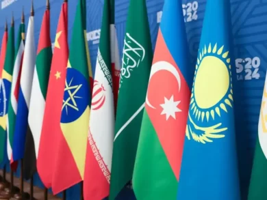 Um pouco mais de oito meses depois de o Museu de Arte Moderna (MAM) receber os holofotes do mundo para a reunião do G20 (grupo formado por 19 países e as uniões Europeia e Africana), o Rio de Janeiro ocupa novamente cenário de destaque no palco das relações internacionais. No domingo (6) e na segunda-feira (7), será realizada a reunião de Cúpula do Brics, sob a presidência brasileira. Fórum das maiores economias fora do G7, que reúne as potências alinhadas aos Estados Unidos, o grupo é apontado como uma voz do Sul Global. Entenda mais sobre esse evento internacional com a série de perguntas e respostas abaixo, preparadas pela Agência Brasil. O que é o Brics? O grupo se define como um foro de articulação político-diplomática de países que formam o chamado Sul Global, buscando cooperação internacional e o tratamento multilateral de temas globais. Além de buscar mais influência e equidade de seus integrantes em instituições como Organização das Nações Unidas (ONU), Fundo Monetário Internacional (FMI), Banco Mundial e Organização Mundial do Comércio (OMC), o Brics tem em seu radar a criação de instituições voltadas para seus participantes, como o Novo Banco de Desenvolvimento, chamado de banco do Brics. Por não ser uma organização internacional, o Brics não tem um orçamento próprio ou secretariado permanente. Quantos países fazem parte do Brics? Atualmente, o grupo conta com 11 países-membros e dez países-parceiros. Países-membros: África do Sul, Arábia Saudita, Brasil, China, Egito, Emirados Árabes Unidos, Etiópia, Indonésia, Índia, Irã e Rússia. Países-parceiros: Belarus, Bolívia, Cazaquistão, Cuba, Malásia, Nigéria, Tailândia, Uganda, Uzbequistão e Vietnã. Qual a diferença entre país-membro e país-parceiro? A modalidade país-parceiro foi criada durante a Cúpula de Kazan, na Rússia, em outubro de 2024. Esses países são convidados a participar dos encontros e dos debates. A principal diferença entre as categorias é que apenas os países-membros têm poder de deliberação, ou seja, votar nos encontros, por exemplo, para referendar a declaração final do grupo. O Brics começou com quantos países? O termo Brics nasceu em um estudo de 2001, formulado pelo economista-chefe da Goldman Sachs, Jim O'Neil, que projetou a crescente importância que Brasil, Rússia, Índia e China teriam na economia e na geopolítica global no Século 21. A organização desses países enquanto grupo se deu em 2006.Cinco anos depois, em 2011, o acrônimo ganhou o “s”, de South Africa (África do Sul, em inglês). Em 2024, o grupo passou a incluir Egito, Etiópia, Irã, Arábia Saudita e Emirados Árabes Unidos. A Argentina chegou a ser convidada, mas sob a presidência de Javier Milei, recusou o ingresso. Em 2025, a Indonésia passou a fazer parte do Brics. Também no ano passado, foi anunciado que os países-parceiros Belarus, Bolívia, Cazaquistão, Cuba, Malásia, Tailândia, Uganda e Uzbequistão passariam a fazer parte do Brics a partir de 1º de janeiro de 2025. A Nigéria recebeu o status em 17 de janeiro. O mais recente parceiro é o Vietnã, que foi anunciado no último dia 13 de junho. Mais de 30 nações já manifestaram interesse em participar do Brics, tanto na qualidade de membros como de parceiros. O que é o Sul Global? O Sul Global pode ser entendido como uma união entre países em desenvolvimento, em regiões como América Latina, África, Ásia Meridional e sudeste asiático. Esses países apresentam similaridades, como passado de colonização, economias diversificadas e desafios sociais. As nações buscam articulações entre si para reivindicar reformas na ordem econômica e política global, reduzindo a dependência dos países desenvolvidos. Apesar no nome, muitos desses países se localizam geograficamente no hemisfério Norte, como Rússia, China, Arábia Saudita e Egito. Mais países podem entrar no grupo? Segundo a presidência brasileira, não há previsão, no momento, de se realizar novo processo de expansão. Eventual manifestação de interesse de ingresso no Brics será avaliada caso a caso. A decisão final sobre a adesão é feita por consenso entre os líderes do grupo. O Brics tem poder de decisão sobre temas internacionais? O Brics não é uma organização internacional ou um bloco formal. Trata-se de um foro de coordenação e cooperação entre países do Sul Global. Consensos de discussões precisam ser implementados internamente pelos países, caso queiram seguir o encaminhamento. Por que o encontro acontece no Brasil? É a primeira vez? A reunião de cúpula acontece no país-membro que ocupa a presidência rotativa ─ em 2025, é a vez do Brasil. Por isso, foi escolhido o Rio de Janeiro. Ao longo da presidência brasileira em 2025, foram realizadas mais de 200 reuniões online e presenciais. Em 2026, a cúpula será na Índia. No ano passado, o encontro foi em Kazan, na Rússia. O Brasil sediou três edições da cúpula: Brasília (2019 e 2010) e Fortaleza (2014). O Brics representa quanto da população e da economia mundial? Os 11 países representam 39% da economia mundial, 48,5% da população do planeta e 23% do comércio global. Em 2024, países do Brics receberam 36% de tudo que foi exportado pelo Brasil, enquanto nós compramos desses países 34% do total do que importamos. Qual o potencial do Brics na área de energia? Em termos de capacidade energética, o grupo representa 43,6% da produção mundial de petróleo e 36% de gás natural. O Brics detém 72% das reservas mundiais de minerais classificados como terras raras, elementos químicos fundamentais para diversas aplicações tecnológicas, desde eletrônicos até energia renovável. Quais as prioridades brasileiras no Brics? Cooperação em saúde global; Comércio, investimento e finanças; Combate à mudança do clima; Governança da inteligência artificial; Arquitetura multilateral de paz e segurança; Desenvolvimento institucional do Brics. O que é o Banco do Brics? Criado em 2015, O New Development Bank (NDB), Novo Banco de Desenvolvimento, também conhecido como Banco do Brics, é um banco multilateral de desenvolvimento criado para mobilizar recursos para financiar projetos de infraestrutura e de desenvolvimento sustentável em países em desenvolvimento. De acordo com o site da instituição, o NDB já aprovou 120 projetos e US$ 39 bilhões (equivalente a mais de R$ 210 bilhões) em financiamentos. Países de fora do Brics, casos de Uruguai, Argélia e Bangladesh, também podem fazer parte. Os fundadores do Brics são os maiores depositantes de recursos do banco de fomento. A Colômbia já manifestou interesse em virar integrante. Por outro lado, a entrada no Brics não garante acesso ao NDB. Em 2023, a ex-presidente Dilma Rousseff foi escolhida presidente do NDB, sendo reeleita em 2025. O que é o Arranjo Contingente de Reservas (ACR)? O Arranjo Contingente de Reservas (ACR) é uma plataforma de apoio financeiro entre os integrantes do Brics para os casos de dificuldades no balanço de pagamentos do país (fuga de moedas estrangeiras, por exemplo). O ACR está plenamente operacional e pode ser acionado a qualquer momento por iniciativa de um dos membros. Por meio do ACR, os membros se comprometem a colocar à disposição reservas internacionais no valor de até US$ 100 bilhões, distribuídos da seguinte maneira: China (US$ 41 bilhões), Brasil (US$ 18 bilhões), Índia (US$ 18 bilhões), Rússia (US$ 18 bilhões) e África do Sul (US$ 5 bilhões). Os novos membros do Brics podem solicitar adesão ao ACR.