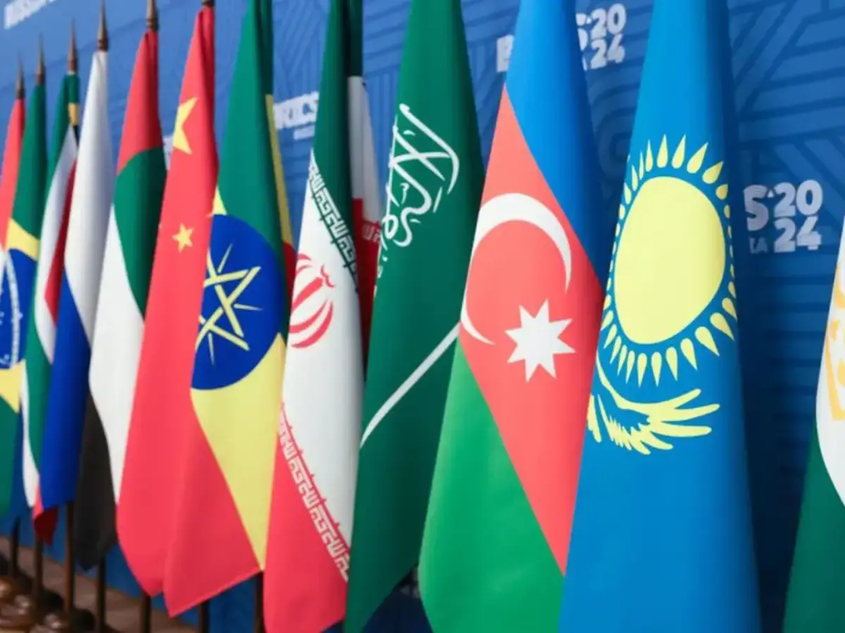 Um pouco mais de oito meses depois de o Museu de Arte Moderna (MAM) receber os holofotes do mundo para a reunião do G20 (grupo formado por 19 países e as uniões Europeia e Africana), o Rio de Janeiro ocupa novamente cenário de destaque no palco das relações internacionais. No domingo (6) e na segunda-feira (7), será realizada a reunião de Cúpula do Brics, sob a presidência brasileira. Fórum das maiores economias fora do G7, que reúne as potências alinhadas aos Estados Unidos, o grupo é apontado como uma voz do Sul Global. Entenda mais sobre esse evento internacional com a série de perguntas e respostas abaixo, preparadas pela Agência Brasil. O que é o Brics? O grupo se define como um foro de articulação político-diplomática de países que formam o chamado Sul Global, buscando cooperação internacional e o tratamento multilateral de temas globais. Além de buscar mais influência e equidade de seus integrantes em instituições como Organização das Nações Unidas (ONU), Fundo Monetário Internacional (FMI), Banco Mundial e Organização Mundial do Comércio (OMC), o Brics tem em seu radar a criação de instituições voltadas para seus participantes, como o Novo Banco de Desenvolvimento, chamado de banco do Brics. Por não ser uma organização internacional, o Brics não tem um orçamento próprio ou secretariado permanente. Quantos países fazem parte do Brics? Atualmente, o grupo conta com 11 países-membros e dez países-parceiros. Países-membros: África do Sul, Arábia Saudita, Brasil, China, Egito, Emirados Árabes Unidos, Etiópia, Indonésia, Índia, Irã e Rússia. Países-parceiros: Belarus, Bolívia, Cazaquistão, Cuba, Malásia, Nigéria, Tailândia, Uganda, Uzbequistão e Vietnã. Qual a diferença entre país-membro e país-parceiro? A modalidade país-parceiro foi criada durante a Cúpula de Kazan, na Rússia, em outubro de 2024. Esses países são convidados a participar dos encontros e dos debates. A principal diferença entre as categorias é que apenas os países-membros têm poder de deliberação, ou seja, votar nos encontros, por exemplo, para referendar a declaração final do grupo. O Brics começou com quantos países? O termo Brics nasceu em um estudo de 2001, formulado pelo economista-chefe da Goldman Sachs, Jim O'Neil, que projetou a crescente importância que Brasil, Rússia, Índia e China teriam na economia e na geopolítica global no Século 21. A organização desses países enquanto grupo se deu em 2006.Cinco anos depois, em 2011, o acrônimo ganhou o “s”, de South Africa (África do Sul, em inglês). Em 2024, o grupo passou a incluir Egito, Etiópia, Irã, Arábia Saudita e Emirados Árabes Unidos. A Argentina chegou a ser convidada, mas sob a presidência de Javier Milei, recusou o ingresso. Em 2025, a Indonésia passou a fazer parte do Brics. Também no ano passado, foi anunciado que os países-parceiros Belarus, Bolívia, Cazaquistão, Cuba, Malásia, Tailândia, Uganda e Uzbequistão passariam a fazer parte do Brics a partir de 1º de janeiro de 2025. A Nigéria recebeu o status em 17 de janeiro. O mais recente parceiro é o Vietnã, que foi anunciado no último dia 13 de junho. Mais de 30 nações já manifestaram interesse em participar do Brics, tanto na qualidade de membros como de parceiros. O que é o Sul Global? O Sul Global pode ser entendido como uma união entre países em desenvolvimento, em regiões como América Latina, África, Ásia Meridional e sudeste asiático. Esses países apresentam similaridades, como passado de colonização, economias diversificadas e desafios sociais. As nações buscam articulações entre si para reivindicar reformas na ordem econômica e política global, reduzindo a dependência dos países desenvolvidos. Apesar no nome, muitos desses países se localizam geograficamente no hemisfério Norte, como Rússia, China, Arábia Saudita e Egito. Mais países podem entrar no grupo? Segundo a presidência brasileira, não há previsão, no momento, de se realizar novo processo de expansão. Eventual manifestação de interesse de ingresso no Brics será avaliada caso a caso. A decisão final sobre a adesão é feita por consenso entre os líderes do grupo. O Brics tem poder de decisão sobre temas internacionais? O Brics não é uma organização internacional ou um bloco formal. Trata-se de um foro de coordenação e cooperação entre países do Sul Global. Consensos de discussões precisam ser implementados internamente pelos países, caso queiram seguir o encaminhamento. Por que o encontro acontece no Brasil? É a primeira vez? A reunião de cúpula acontece no país-membro que ocupa a presidência rotativa ─ em 2025, é a vez do Brasil. Por isso, foi escolhido o Rio de Janeiro. Ao longo da presidência brasileira em 2025, foram realizadas mais de 200 reuniões online e presenciais. Em 2026, a cúpula será na Índia. No ano passado, o encontro foi em Kazan, na Rússia. O Brasil sediou três edições da cúpula: Brasília (2019 e 2010) e Fortaleza (2014). O Brics representa quanto da população e da economia mundial? Os 11 países representam 39% da economia mundial, 48,5% da população do planeta e 23% do comércio global. Em 2024, países do Brics receberam 36% de tudo que foi exportado pelo Brasil, enquanto nós compramos desses países 34% do total do que importamos. Qual o potencial do Brics na área de energia? Em termos de capacidade energética, o grupo representa 43,6% da produção mundial de petróleo e 36% de gás natural. O Brics detém 72% das reservas mundiais de minerais classificados como terras raras, elementos químicos fundamentais para diversas aplicações tecnológicas, desde eletrônicos até energia renovável. Quais as prioridades brasileiras no Brics? Cooperação em saúde global; Comércio, investimento e finanças; Combate à mudança do clima; Governança da inteligência artificial; Arquitetura multilateral de paz e segurança; Desenvolvimento institucional do Brics. O que é o Banco do Brics? Criado em 2015, O New Development Bank (NDB), Novo Banco de Desenvolvimento, também conhecido como Banco do Brics, é um banco multilateral de desenvolvimento criado para mobilizar recursos para financiar projetos de infraestrutura e de desenvolvimento sustentável em países em desenvolvimento. De acordo com o site da instituição, o NDB já aprovou 120 projetos e US$ 39 bilhões (equivalente a mais de R$ 210 bilhões) em financiamentos. Países de fora do Brics, casos de Uruguai, Argélia e Bangladesh, também podem fazer parte. Os fundadores do Brics são os maiores depositantes de recursos do banco de fomento. A Colômbia já manifestou interesse em virar integrante. Por outro lado, a entrada no Brics não garante acesso ao NDB. Em 2023, a ex-presidente Dilma Rousseff foi escolhida presidente do NDB, sendo reeleita em 2025. O que é o Arranjo Contingente de Reservas (ACR)? O Arranjo Contingente de Reservas (ACR) é uma plataforma de apoio financeiro entre os integrantes do Brics para os casos de dificuldades no balanço de pagamentos do país (fuga de moedas estrangeiras, por exemplo). O ACR está plenamente operacional e pode ser acionado a qualquer momento por iniciativa de um dos membros. Por meio do ACR, os membros se comprometem a colocar à disposição reservas internacionais no valor de até US$ 100 bilhões, distribuídos da seguinte maneira: China (US$ 41 bilhões), Brasil (US$ 18 bilhões), Índia (US$ 18 bilhões), Rússia (US$ 18 bilhões) e África do Sul (US$ 5 bilhões). Os novos membros do Brics podem solicitar adesão ao ACR.