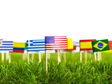 Mesmo antes da formalização de novas medidas pelo governo norte-americano, os pequenos negócios brasileiros já viam a chamada "guerra tarifária" como um grande obstáculo ao seu crescimento. Uma sondagem conduzida em junho pelo Sebrae em parceria com a Fundação Getulio Vargas (FGV) revelou que, para a maioria dos empreendedores, o aumento de tarifas comerciais representa mais riscos do que oportunidades. TARIFAS EM DISPUTA INTERNACIONAL E IMPACTOS LOCAIS Você já se perguntou como decisões de líderes globais, como o presidente dos Estados Unidos, podem impactar um pequeno negócio do interior do Brasil? Segundo a pesquisa “A guerra tarifária entre os Estados Unidos e outros países”, mais de 60% dos microempreendedores e donos de pequenos negócios já tinham conhecimento prévio das ameaças feitas por Donald Trump antes mesmo do anúncio formal. E a percepção foi clara: tarifas mais altas são ruins para os negócios, especialmente no setor do comércio, onde 50,7% dos entrevistados enxergaram efeitos negativos imediatos. UMA ECONOMIA QUE RESISTE, MESMO SOB PRESSÃO Em meio ao cenário global tenso, os pequenos negócios brasileiros mostram sua força. E essa força tem nome: resiliência. Segundo Décio Lima, presidente do Sebrae: “A leitura que fazemos da pesquisa é que não há nenhum efeito positivo no processo provocado pela guerra tarifária. É hora de mostrar a grandeza econômica brasileira. O Brasil é muito maior do que um agravante de fronteiras. E a pequena economia está mostrando isso. Portanto, vamos firmes, enfrentar as adversidades. Nós precisamos acreditar em nós mesmos, na nossa economia, na capacidade de negociação do atual governo, na nossa capacidade de resiliência e de gerar mudanças.” ABERTURA DE NEGÓCIOS SEGUE EM ALTA E FORTALECE O CENÁRIO Mesmo diante de incertezas externas, os brasileiros seguem empreendendo. No primeiro semestre de 2025, mais de 2,6 milhões de novos pequenos negócios foram abertos no país. O destaque vai para os MEIs, cujo número de novas formalizações cresceu 13,2% em relação a junho de 2024. As micro e pequenas empresas também evoluíram, com alta de 3,8%. E o impacto disso vai além da formalização: essas empresas são hoje responsáveis por mais de 60% dos empregos formais gerados no Brasil até maio de 2025. EXPORTAÇÃO EM ALTA: PEQUENOS NEGÓCIOS GANHAM O MUNDO Apesar da baixa participação no volume financeiro global (apenas 0,9% das exportações), os pequenos negócios já representam 41% do total de empresas exportadoras brasileiras. E o crescimento é expressivo: nos últimos 10 anos, o número de pequenos empreendimentos exportando saltou 120%, enquanto médias e grandes cresceram 29% no mesmo período. A maior parte dessas exportações vai para países do continente americano: 28% para a América do Sul 24% para a América do Norte 7% para América Central e Caribe DIVERSIFICAÇÃO SETORIAL IMPULSIONA EXPORTAÇÕES Os setores que mais impulsionaram esse avanço foram: Indústria da transformação: responde por 72,4% do valor exportado por pequenos negócios – com crescimento de 128% entre 2013 e 2023. Pequenas propriedades rurais: com 18,5% de participação, cresceram impressionantes 336% no mesmo período. Indústria extrativa: corresponde a 4,4% do total exportado e teve aumento de 309% em 10 anos. Em 2023, os pequenos negócios movimentaram US$ 2,8 bilhões em exportações — o maior volume da série histórica desde 2020, atrás apenas de 2021 e 2022. PEQUENOS NEGÓCIOS TÊM OPINIÃO FORTE SOBRE CENÁRIOS INTERNACIONAIS A percepção do cenário internacional entre os empreendedores também é destaque no levantamento. Veja os dados: Você já ouviu falar sobre a guerra tarifária entre os Estados Unidos e outros países? Sim, já ouvi falar: Médias e grandes empresas – 67,5% MEIs – 62,6% Micro e pequenas empresas – 67,4% Sim, conheço bem o assunto: Médias e grandes – 26,3% MEIs – 13,2% Micro e pequenas empresas – 20,7% Não, não sei do que se trata: Médias e grandes – 6,2% MEIs – 24,2% Micro e pequenas empresas – 11,9% O FUTURO DOS PEQUENOS: DESAFIOS GLOBAIS, FORÇA LOCAL É inegável: os pequenos negócios são a espinha dorsal da economia brasileira. Enfrentam crises, se reinventam, crescem. Mesmo quando o cenário externo parece desfavorável, eles continuam mostrando que têm fôlego – e visão de futuro. A pergunta que fica é: o Brasil está pronto para proteger e impulsionar ainda mais esse segmento diante de um mundo em disputa tarifária? A resposta, ao que tudo indica, vem sendo construída todos os dias, por milhões de empreendedores em cada esquina do país. Fonte: Agência Sebrae