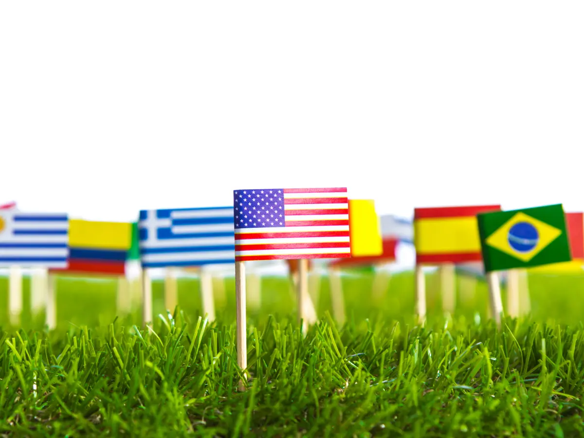 Mesmo antes da formalização de novas medidas pelo governo norte-americano, os pequenos negócios brasileiros já viam a chamada "guerra tarifária" como um grande obstáculo ao seu crescimento. Uma sondagem conduzida em junho pelo Sebrae em parceria com a Fundação Getulio Vargas (FGV) revelou que, para a maioria dos empreendedores, o aumento de tarifas comerciais representa mais riscos do que oportunidades. TARIFAS EM DISPUTA INTERNACIONAL E IMPACTOS LOCAIS Você já se perguntou como decisões de líderes globais, como o presidente dos Estados Unidos, podem impactar um pequeno negócio do interior do Brasil? Segundo a pesquisa “A guerra tarifária entre os Estados Unidos e outros países”, mais de 60% dos microempreendedores e donos de pequenos negócios já tinham conhecimento prévio das ameaças feitas por Donald Trump antes mesmo do anúncio formal. E a percepção foi clara: tarifas mais altas são ruins para os negócios, especialmente no setor do comércio, onde 50,7% dos entrevistados enxergaram efeitos negativos imediatos. UMA ECONOMIA QUE RESISTE, MESMO SOB PRESSÃO Em meio ao cenário global tenso, os pequenos negócios brasileiros mostram sua força. E essa força tem nome: resiliência. Segundo Décio Lima, presidente do Sebrae: “A leitura que fazemos da pesquisa é que não há nenhum efeito positivo no processo provocado pela guerra tarifária. É hora de mostrar a grandeza econômica brasileira. O Brasil é muito maior do que um agravante de fronteiras. E a pequena economia está mostrando isso. Portanto, vamos firmes, enfrentar as adversidades. Nós precisamos acreditar em nós mesmos, na nossa economia, na capacidade de negociação do atual governo, na nossa capacidade de resiliência e de gerar mudanças.” ABERTURA DE NEGÓCIOS SEGUE EM ALTA E FORTALECE O CENÁRIO Mesmo diante de incertezas externas, os brasileiros seguem empreendendo. No primeiro semestre de 2025, mais de 2,6 milhões de novos pequenos negócios foram abertos no país. O destaque vai para os MEIs, cujo número de novas formalizações cresceu 13,2% em relação a junho de 2024. As micro e pequenas empresas também evoluíram, com alta de 3,8%. E o impacto disso vai além da formalização: essas empresas são hoje responsáveis por mais de 60% dos empregos formais gerados no Brasil até maio de 2025. EXPORTAÇÃO EM ALTA: PEQUENOS NEGÓCIOS GANHAM O MUNDO Apesar da baixa participação no volume financeiro global (apenas 0,9% das exportações), os pequenos negócios já representam 41% do total de empresas exportadoras brasileiras. E o crescimento é expressivo: nos últimos 10 anos, o número de pequenos empreendimentos exportando saltou 120%, enquanto médias e grandes cresceram 29% no mesmo período. A maior parte dessas exportações vai para países do continente americano: 28% para a América do Sul 24% para a América do Norte 7% para América Central e Caribe DIVERSIFICAÇÃO SETORIAL IMPULSIONA EXPORTAÇÕES Os setores que mais impulsionaram esse avanço foram: Indústria da transformação: responde por 72,4% do valor exportado por pequenos negócios – com crescimento de 128% entre 2013 e 2023. Pequenas propriedades rurais: com 18,5% de participação, cresceram impressionantes 336% no mesmo período. Indústria extrativa: corresponde a 4,4% do total exportado e teve aumento de 309% em 10 anos. Em 2023, os pequenos negócios movimentaram US$ 2,8 bilhões em exportações — o maior volume da série histórica desde 2020, atrás apenas de 2021 e 2022. PEQUENOS NEGÓCIOS TÊM OPINIÃO FORTE SOBRE CENÁRIOS INTERNACIONAIS A percepção do cenário internacional entre os empreendedores também é destaque no levantamento. Veja os dados: Você já ouviu falar sobre a guerra tarifária entre os Estados Unidos e outros países? Sim, já ouvi falar: Médias e grandes empresas – 67,5% MEIs – 62,6% Micro e pequenas empresas – 67,4% Sim, conheço bem o assunto: Médias e grandes – 26,3% MEIs – 13,2% Micro e pequenas empresas – 20,7% Não, não sei do que se trata: Médias e grandes – 6,2% MEIs – 24,2% Micro e pequenas empresas – 11,9% O FUTURO DOS PEQUENOS: DESAFIOS GLOBAIS, FORÇA LOCAL É inegável: os pequenos negócios são a espinha dorsal da economia brasileira. Enfrentam crises, se reinventam, crescem. Mesmo quando o cenário externo parece desfavorável, eles continuam mostrando que têm fôlego – e visão de futuro. A pergunta que fica é: o Brasil está pronto para proteger e impulsionar ainda mais esse segmento diante de um mundo em disputa tarifária? A resposta, ao que tudo indica, vem sendo construída todos os dias, por milhões de empreendedores em cada esquina do país. Fonte: Agência Sebrae