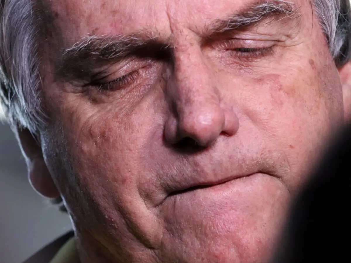 Prisão domiciliar de Jair Bolsonaro é decretada por Moraes - julgamento de bolsonaro