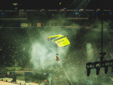 Flávio Jordão realiza pouso de wingsuit dentro do Allianz Parque