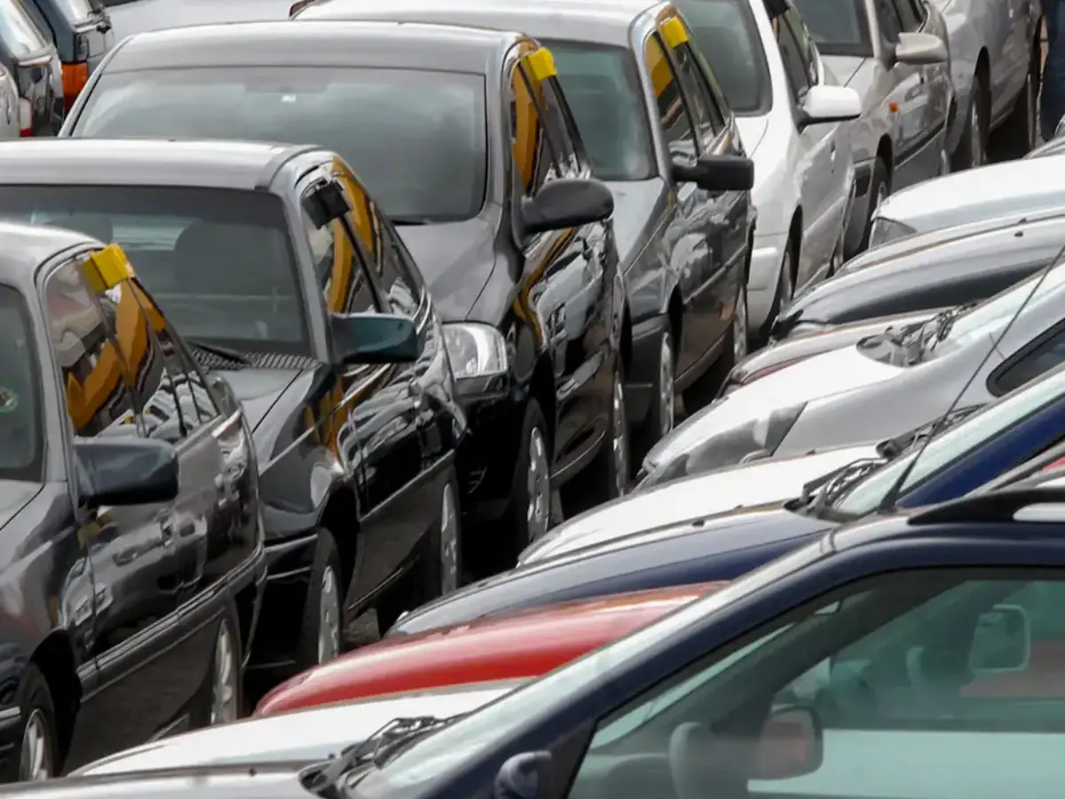 A produção de veículos registrou alta de 7,8% no primeiro semestre de 2025, na comparação com o mesmo período do ano passado e alcançou 1,226 milhões de unidades. A informação foi divulgada nesta segunda-feira (7) pela Associação nacional dos Fabricantes de Veículos Automotores (Anfavea). De acordo com a associação, visto isoladamente o percentual é uma boa notícia, mas o contexto do mercado indica que o segundo semestre será bastante desafiador para o setor. Segundos os dados divulgados hoje, as vendas totalizaram 1,199 bilhão de unidades nos primeiros seis meses de 2025, elevação de 4,8% em relação ao mesmo período do ao passado. O balanço mostrou ainda que as exportações aumentaram 59,8% (264,1 mil unidades) no primeiro semestre do ano, parte atribuídas à recuperação do mercado argentino. O resultado coloca o Brasil em uma situação de maior dependência do país vizinho para manter os bons níveis de exportação, já que não houve altas relevantes no envio de veículos para outros países. No semestre, 60% dos embarques foram para a Argentina. De acordo com a Anfavea, as importações acumuladas do primeiro semestre cresceram 15,6% e chegaram a 228,5 mil unidades. O presidente da Anfavea, Igor Calvet, ressaltou que esse volume é equivalente ao que se produz anualmente em uma fábrica nacional de grande porte, com mais de seis mil funcionários diretos, sem levar em conta as vagas geradas na cadeia de fornecimento. “É cada vez mais evidente que estamos recebendo um fluxo perigoso de veículos chineses para o nosso mercado, com um Imposto de Importação abaixo da média global. Não ficaremos passivos com a interrupção de um projeto de neoindustrialização do país e com o avanço de propostas, como essa de redução da alíquota para montagem de veículos semi-desmontados, que não geram valor agregado nacional e geram pouquíssimos empregos”, disse. Junho de quedas Em junho, a produção chegou a 200,8 mil unidades, o que representa queda de 6,5 % na comparação com maio (214,7 mil). Na comparação com junho de 2024 também houve queda, de 4,9%. No mês passado, as vendas totalizaram 212,9 mil – 5,7% a menos do que em maio e 0,6% a menos do que em junho do ano passado. Já as exportações chegaram a 50,7 mil no sexto mês do ano, 1,7% a menos do que o comercializado no mercado externo em maio, porém 75 % a mais do que os números de junho de 2024. “Os números de junho nos preocupam um bocado. O dia útil a menos em relação a maio não justifica as quedas que tivemos no mês, de 6,5% na produção, 5,7% nos emplacamentos e 2,7% nas exportações, além de uma alarmante redução de mais de 600 empregos diretos nos últimos meses”, afirmou Calvet.