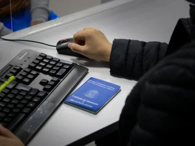 No acumulado do ano, de janeiro a maio de 2025, a taxa de crescimento do emprego em Santa Catarina foi superior à taxa média nacional. SC teve taxa de crescimento de 2,87%, enquanto a média brasileira foi de 2,23%. Os dados foram divulgados nesta segunda-feira, dia 30, pelo Novo Cadastro Geral de Empregados e Desempregados (Novo Caged). Santa Catarina ocupa a 5ª posição no ranking entre as Unidades Federativas (UFs) com o maior saldo acumulado de empregos formais no ano de 2025, conforme dados atualizados do mês de maio. Assim, o estado apresenta saldo de 73.769 novas vagas, atrás de São Paulo (309.758), Minas Gerais (124.272), Paraná (84.882) e do Rio Grande do Sul (73.861). Cabe ressaltar que esses estados estão entre os mais populosos do país, o que naturalmente influencia o volume de vagas geradas. No mês isolado de maio, Santa Catarina apresentou o 3º maior valor do salário médio de contratação, atrás apenas de São Paulo e do Distrito Federal. O valor médio em SC foi de R$2.304,49, contra R$2.548,34 em SP e R$2.429,09 no DF. Em abril, Santa Catarina apresentou um crescimento de 0,57%, enquanto tanto a Região Sul quanto o País registraram recuos de 0,08% e 0,49%, respectivamente. “Nosso desempenho acima da média nacional reflete a força do setor produtivo catarinense e o compromisso com a geração de oportunidades. Santa Catarina tem uma economia dinâmica, sustentada por um ecossistema de empresas de todos os portes. As micro e pequenas empresas, por exemplo, são responsáveis pela maior parte dos postos de trabalho. Além disso, o nosso PIB estadual cresceu 6,9% nos últimos 12 meses, segundo estimativas da Seplan. A convergência dos dados demonstra que seguimos no caminho certo, promovendo desenvolvimento econômico com inclusão e competitividade”, afirmou o Secretário de Estado do Planejamento, Fabricio Oliveira. Estabilidade na geração de empregos O estado de Santa Catarina apresentou saldo de 94.573 novas vagas de empregos formais no acumulado dos últimos 12 meses até maio de 2025. Os resultados representam um crescimento de 3,71% em SC, superior à média da Região Sul, que foi 3,51% e do país, de 3,49% no período. Em maio deste ano, SC registrou um saldo de 366 novos postos formais de emprego. Em janeiro, SC ficou em terceiro lugar nacional em saldo de empregos, com 23.062 vagas criadas. No mês de fevereiro, o estado criou mais de 30 mil novos empregos formais, com liderança do setor de Serviços, seguido pela Indústria. Em março, o estado teve o terceiro maior saldo de empregos do país, com 9.841 novas vagas e liderou a geração de empregos no Sul. Já no mês isolado de abril, Santa Catarina gerou 10.460 novos postos e ocupou a sétima posição entre as UFs. Vale destacar que os números estão sujeitos a pequenas revisões, já que o Novo Caged permite a inclusão retroativa de informações por empresas que enviam os dados com atraso. Dados do primeiro trimestre da Pesquisa Nacional por Amostra de Domicílios Contínua (PNAD Contínua) revelaram que SC registrou a menor taxa de desemprego do país no trimestre encerrado em março de 2025. Em termos salariais, Santa Catarina tem consistentemente figurado entre os estados com maiores salários de admissão. Em abril, registrou o terceiro maior salário médio de admissão do país, no valor de R$ 2.283,40, atrás apenas de São Paulo e do Distrito Federal. Serviços e Indústria No mês de maio, os grandes grupamentos que apresentaram maior saldo de vagas em Santa Catarina foram os Serviços (1.344) e a Indústria (239). No acumulado do ano de 2025 até o mês de maio, a Indústria teve o melhor saldo (28.801), seguida pelos Serviços (27.957). Já em relação aos últimos 12 meses, de junho de 2024 a maio de 2025, o grupamento de Serviços teve um saldo de 45.413 novas vagas de empregos. A Indústria e o Comércio, por sua vez, apresentaram saldo de 20.990 e 20.912, respectivamente.
