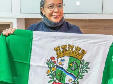 O IBGE divulgou nesta semana que Santa Catarina é o estado que mais atrai imigrantes e, dentro do estado, Chapecó é a cidade com mais estrangeiros. Essa população passou de 184 pessoas em 2010 para 11,2 mil em 2022. Entre 2017 e 2022 Chapecó recebeu 33,8 mil pessoas de fora. Destas, 8,3 mil pessoas eram de outros países. Nesse período, 71,5% eram venezuelanos, 23,1% eram haitianos, 1,2% eram paraguaios e os demais eram de outras nacionalidades. Um cadastro da Secretaria de Saúde de Chapecó indica que essa população cresceu ainda mais, chegando a 23 mil pessoas, de 48 nacionalidades. Destes, 18.695 são venezuelanos. Uma delas é Rose Maria Golindano, 44 anos, que há um ano e cinco meses mora em Chapecó. Ela já trabalhou anteriormente em agroindústrias em São Miguel do Oeste e Maravilha, antes de se mudar para a maior cidade do Oeste. Falaram que aqui tinha muitas oportunidades de emprego e realmente tem. Trabalhei com ferragem na construção civil pois tinha experiência anterior na Venezuela. Com auxílio do Balcão de Empregos consegui emprego de diarista e agora tenho carteira assinada no escritório de contabilidade onde trabalho e também faço curso de costura ofertado pela prefeitura. Quero fazer também curso de soldador e cada vez ir melhorando de vida, disse Rose. Ela mora no bairro Passo dos Fortes juntamente com o filho Carlos Javier, que trabalha numa agroindústria. Falou que gosta da cidade e quer continuar morando em Chapecó por um bom tempo ainda. O prefeito de Chapecó, João Rodrigues disse que as políticas públicas aliados ao empreendedorismo local incentivam o desenvolvimento, que geram empregos e atraem muitas pessoas. Nós somos gratos aos migrantes imigrantes que vem para a nossa cidade e com sua força de trabalho ajudam a desenvolvê-la, seja na indústria, na construção civil, no comércio ou no setor de serviços. Nós temos políticas públicas para recebê-los, estamos ampliando escolas, unidades de saúde e parques para atender esse crescimento. Para quem tem vontade de trabalhar aqui é o lugar certo, disse Rodrigues. O secretário da Família e Proteção Social, Luciano Hüning, destaca que Chapecó conta com um Centro de Atendimento ao Imigrante, localizado junto ao Terminal Rodoviário Raul Bartolomei. Lá o imigrante recebe orientações, confecção de currículos e encaminhamento ao mercado de trabalho, por meio do Balcão de Empregos. A Prefeitura também cedeu um espaço na Rodoviária, ao lado do CAI, para a Polícia Federal instalar um Posto de Atendimento ao Estrangeiro. Isso facilita a vida de quem chega na cidade. Na área de Educação, além da ampliação de vagas na Rede Pública Municipal e novas escolas, estão sendo realizadas várias ações para boa acolhida dos alunos imigrantes, entre elas o projeto Caminhos para Uma Educação Equitativa. A iniciativa contempla a contratação de intérpretes bilíngues, atendimento individualizado no projeto Afetividade para Aprender, parcerias com universidades, estudos sobre Multiculturalismo, grupo de estudos Abraço Cultural, assistência com equipe multiprofissional, exposições de trabalhos envolvendo a temática da imigração e avaliações classificatórias na língua materna. Fonte: Prefeitura de Chapecó