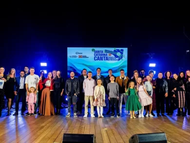 Na noite desta segunda-feira, 7, Tubarão conheceu os artistas que avançaram para a semifinal do Santa Catarina Canta – Festival de Música Brasileira. Na categoria Infantojuvenil foram selecionados Cauã Medeiros e Maria Laura e na categoria Geral Bia Nandi, Gaby Carvalho, Gustavo Godois e Higor Redivo. As apresentações aconteceram no Teatro Multiuso Prefeito Estener Soratto. Esses artistas agora aguardam o resultado das duas próximas seletivas Sul, que acontecem nesta terça, 8, e quarta-feira, 9, em Araranguá e Criciúma, respectivamente, para descobrirem quem serão seus concorrentes na mesorregional Sul, que acontece no dia 19 de outubro, em Criciúma. Como funciona a seleção Durante as audições, os candidatos são avaliados por um júri técnico, com base em critérios como técnica vocal, afinação, dicção, rítmica, originalidade, presença de palco e interação com o público. A apresentação das noites fica por conta da cantora Bia Barros, que também integra o espetáculo “Clássicos da Música Sertaneja”, da Camerata Florianópolis. Etapa final A grande final será realizada em novembro, na Avenida Beira-Mar Norte, em Florianópolis, com apresentação da Camerata Florianópolis e de um artista nacional convidado. Os vencedores dos primeiros lugares (categorias Geral e Infantojuvenil), além de receberem R$ 20 mil, também participarão de um espetáculo da orquestra na Temporada 2025/2026. O Santa Catarina Canta – Festival da Música Brasileira é uma realização do Governo do Estado de Santa Catarina, por meio da Fundação Catarinense de Cultura (FCC), com produção geral da Camerata Florianópolis.