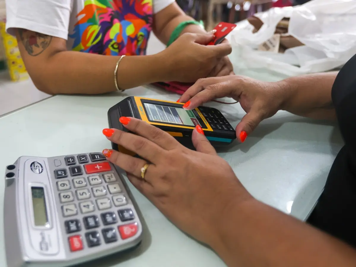 A abertura de novas empresas em Santa Catarina disparou no primeiro semestre e cresceu 21,4%. O percentual representa o salto de 62,2 mil novas empresas durante os seis primeiros meses de 2024 para 75,5 mil novos CNPJs no mesmo período de 2025. Os dados, divulgados pela Junta Comercial do Estado de Santa Catarina (Jucesc), revelam sobretudo o aquecimento da economia com foco no empreendedorismo e geração de oportunidades. O volume de novas empresas é calculado pelo saldo entre empresas constituídas e empresas extintas no período. As 75,5 mil novas empresas abertas em 2025 pertencem a diversos setores econômicos. O segmento de transporte e armazenagem se destaca com acréscimo de 11 mil CNPJs e elevação de 36% frente ao mesmo período do ano passado. O comércio e reparação de veículos aparece na sequência com 9,6 mil novos CNPJs. Em seguida estão atividades administrativas, com 9,2 mil, construção, com 7,8 mil, indústria da transformação, com 7 mil, e atividades profissionais e técnicas, com 6,8 mil. Predomínio de micro e pequenas empresas O saldo de 75,5 mil empresas no primeiro semestre de 2025 tem predomínio de micro e pequenas empresas. Do total, 62,7 mil são Microempreendedores Individuais (MEIs), conforme a Jucesc. Ou seja, 83% de participação. Já as empresas de sociedade limitada (LTDA) somaram saldo de 21,9 mil. As outras naturezas jurídicas, como Empresário Individual, sociedade anônima e cooperativa, completam a lista. “As micro e pequenas empresas são um segmento fundamental para a economia catarinense. Elas estão ligadas principalmente ao setor de serviços, garantindo dinamismo e diversidade para a atividade econômica. Os pequenos negócios também se destacam pela geração de oportunidades, especialmente os MEIs, que são alternativa de renda, bem como de formalização”, diz o secretário de Estado de Indústria, Comércio e Serviço, Silvio Dreveck. Tempo médio para abertura de empresas caiu pela metade em três anos O tempo médio para registrar uma nova empresa em Santa Catarina caiu pela metade nos últimos três anos. Enquanto o tempo médio para registro de empresas em 2022 foi de 4,6 horas, em 2025 este número foi reduzido para 2,2 horas. A queda reflete, portanto, as políticas de desburocratização e simplificação adotadas pelo Governo de Santa Catarina por meio da Junta Comercial (Jucesc). “A Junta tem realizado uma série de investimentos e modernizações para melhor atender o empreendedor. Conforme determinado pelo governador Jorginho Mello, temos trabalhado para simplificar, facilitar e desburocratizar o processo de abertura de empresas. Com isso, fortalecemos o ambiente de negócios bem como a segurança jurídica, favorecendo a atividade econômica”, afirma o presidente da Jucesc, Fernando Baldissera. Saldo de abertura de empresas 2024-2025 (primeiro semestre): 2024 Empresas constituídas: 127.996 Empresas extintas: 65.784 Saldo: 62.212 2025 Empresas constituídas: 154.718 Empresas extintas: 79.145 Saldo: 75.573 Variação 2024/2025: +21,4% (+13.361) Municípios com maior saldo de abertura de empresas (2025): Florianópolis: + 7,3 mil Joinville: +7,2 mil Itajaí: +4 mil Blumenau: +3,8 mil São José: +3 mil Fonte: Agência de Notícias SECOM