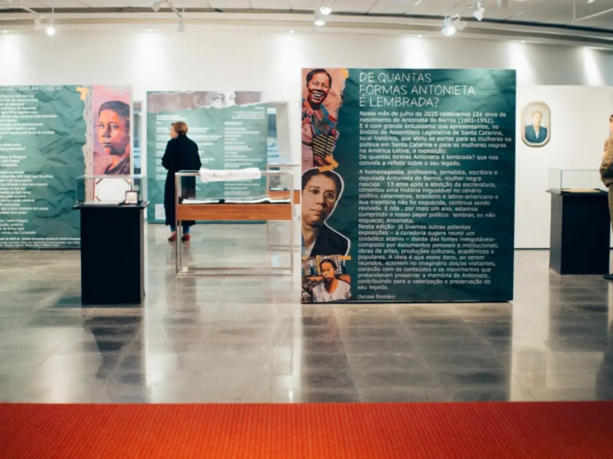 Exposição celebra legado de Antonieta de Barros na Alesc Reforçando o compromisso da Assembleia Legislativa de Santa Catarina com a memória e valorização de personalidades essenciais para a história, foi aberta nesta terça-feira (1º) a exposição “De quantas formas Antonieta é lembrada?”. Mostra marca os 124 anos de nascimento de Antonieta Proposta pelo deputado Marquito (Psol), a mostra celebra os 124 anos de nascimento de Antonieta de Barros (1901-1952). A abertura, realizada no hall do Palácio Barriga Verde, contou com a presença de lideranças, integrantes de movimentos sociais e comunidade em geral. Obras, documentos e homenagens em exibição Na exposição são apresentados documentos pessoais, obras de arte de importantes nomes como Zumblick e Carlos Humberto Corrêa, além de uma vasta gama de produções culturais, acadêmicas e populares que perpetuam sua memória. O visitante também pode ver homenagens recebidas por Antonieta, como as medalhas com seu nome e publicações que detalham sua biografia e impacto. O legado da parlamentar é evidenciado em sua atuação em movimentos sociais, como a Associação de Mulheres Negras Antonieta de Barros (AMAB), além de sua influência em documentários, sambas, nomes de ruas, escolas e prêmios. Frase símbolo da trajetória de Antonieta "Não basta existir. É preciso encher a vida do colorido do bem." Antonieta de Barros: pioneirismo e história Antonieta de Barros foi a primeira mulher negra a assumir uma cadeira de deputada no Brasil. Professora, jornalista e escritora, nasceu apenas 13 anos após a abolição da escravatura e construiu uma história que atravessa gerações no cenário político e cultural do país. Depoimento do deputado Marquito “O nosso mandato sempre teve como objetivo enaltecer a presença de Antonieta de Barros. Essa grande mulher, essa grande expressão como educadora, política, professora, como uma defensora também da classe trabalhadora desse país”, afirmou o deputado Marquito. “Estamos comemorando 124 anos. E essa homenagem traz obras de arte, pertences pessoais, materiais que representam quem foi a Antonieta de Barros e quem ela é. A ideia é que essa memória permaneça sempre viva pela importância que ela tem na história brasileira e do Parlamento Catarinense.” Visitação aberta ao público A exposição é coordenada pela Gerência Cultural da Assembleia Legislativa e tem a curadoria de Jeruse Romão. As visitas permanecem abertas ao público até o dia 17 de julho, das 7h às 19h. Fonte: Agência AL