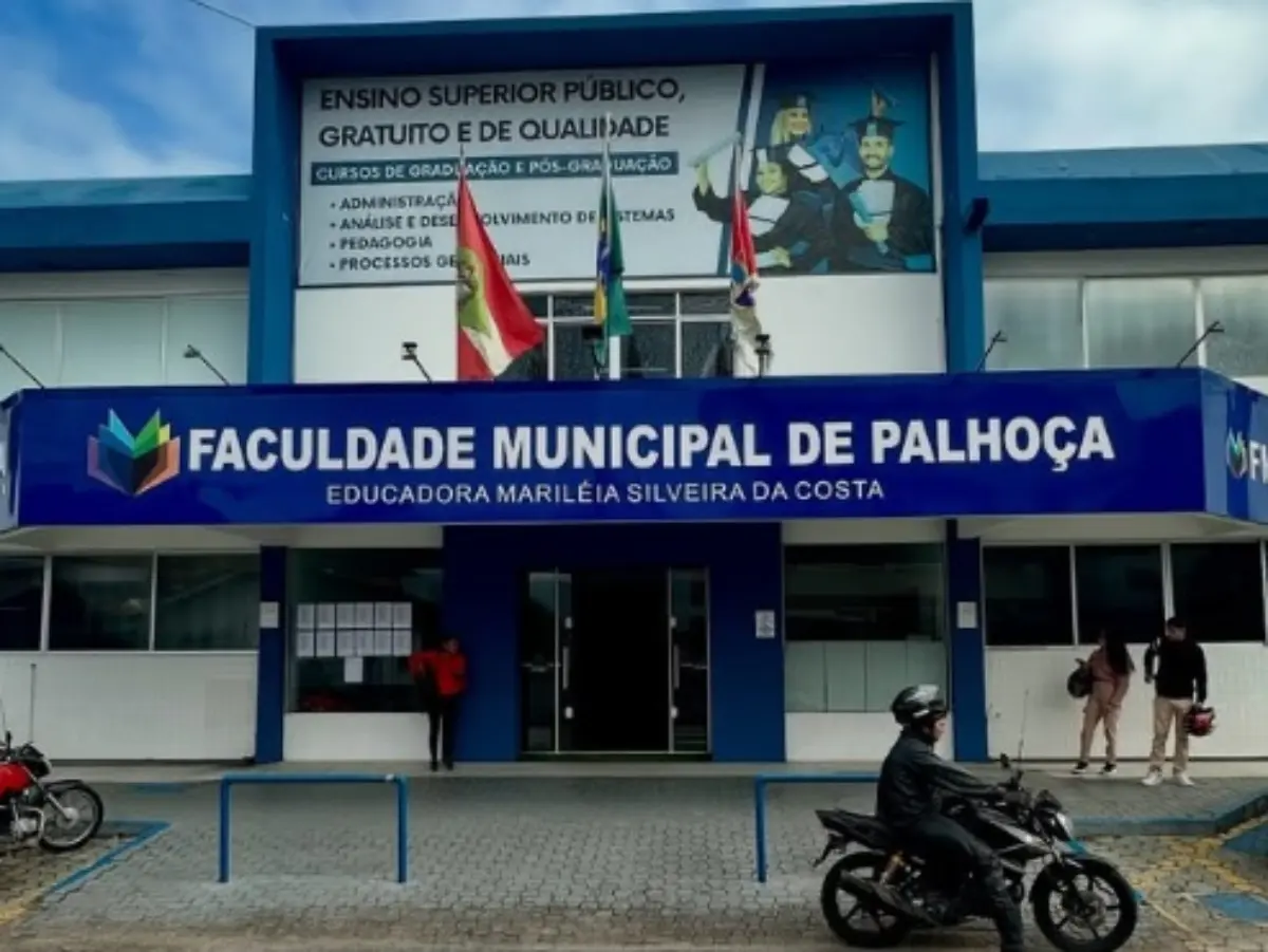 A Faculdade Municipal de Palhoça divulgou por meio de suas redes sociais que o curso de Tecnologia em Processos Gerenciais está com vagas remanescentes. As inscrições podem ser realizadas até o dia 07 de julho. A graduação tem a duração de 2 anos e é ministrada no período matutino. Vale ressaltar ainda que o curso é na modalidade presencial. As inscrições podem ser realizadas através do link https://shre.ink/xGh9. Fonte: Prefeitura de Palhoça