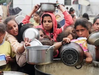 Mais de 200 organizações não governamentais de todo o mundo denunciam a redução, por iniciativa de Israel, de 400 para 4 dos pontos de distribuição de alimentos em Gaza. O alerta foi dado por meio de uma carta divulgada nesta terça-feira (1º).  A comparação foi feita entre a quantidade atual e a que existia durante o período de cessar-fogo. Segundo informam, a diminuição gerou a concentração de 2 milhões de pessoas em locais de aglomeração insalubre e forte militarização.  Na carta, intitulada Fome extrema ou tiroteio, as entidades ressaltam que, em menos de um mês, mais de 500 palestinos foram assassinados e 4 mil ficaram feridos quando tentavam obter alimento. As organizações destacam, ainda, que militares israelenses e grupos armados têm aberto fogo, respaldados por autoridades de Israel, contra civis desesperados, que arriscam suas vidas para buscam sobreviver.  O cenário, acrescentam, é de promoção da fome, da inanição e da sede como arma de aniquilamento do povo palestino, deslocamentos forçados e profunda desumanização. As entidades pedem o fim da chamada Fundação Humanitária de Gaza e do bloqueio do governo israelense à ajuda humanitária e de suprimentos e a retomada de mecanismos como os comandados pela Organização das Nações Unidas (ONU).  "Sob o novo esquema do governo israelense, civis famintos e fragilizados estão sendo forçados a percorrer horas, por áreas perigosas e de conflito ativo, somente para enfrentar competições violentas e caóticas para alcançar cercas, sítios militarizados de distribuição com um único ponto de entrada. Lá, centenas de pessoas são liberadas em meio a locais caóticos para lutar por suprimentos de comida limitados. Essas áreas têm se tornado sítios de sucessivos massacres, em flagrante desrespeito ao direito internacional", escrevem na carta Segundo as organizações, muitos estão com o corpo tão fraco a ponto de não terem nem condições para entrar nessa disputa por algo e que outros saem com itens insuficientes para poder cozinhar ou sem água potável. A carta sublinha, ainda, que o combustível também está se esgotando em Gaza e que já afeta serviços essenciais e, portanto, capazes de salvar vidas, como sistemas de fornecimento de água, frota de ambulâncias, hospitais e padarias.  "Crianças órfãs e responsáveis por elas estão em meio a mortos, com crianças feridas em mais da metade dos ataques contra civis nesses locais. Com o sistema de saúde em Gaza já em colapso, muitas das pessoas baleadas são abandonadas para sangrar até morrer, sozinhas, fora do alcance de ambulâncias e com seu direito a socorro negado", descrevem.  Em coletiva de imprensa realizada ontem, uma das especialistas que tem falado sobre o genocídio em Gaza, em nome da Anistia Internacional, contou que um palestino afirmou a ela que têm sido tratados como se fossem animais por Israel, que os faz rivalizar por comida quando portões se abrem.  "'Não alcançam a comida. Quando os portões se abrem, todos correm e perseguem os alimentos. Ninguém nos olha nos olhos' [relatou ele a ela sobre o comportamento das forças israelenses]", disse Budour Hassan aos jornalistas. "Isso é, absolutamente, genocídio", declarou. Fady Abed, da MedGlobal, organização que trabalha em contextos de crise humanitária, disse que todos os dias sua equipe atende crianças com graves quadros de saúde. Equipes de ajuda humanitária têm lidado com entraves que vão desde o impedimento de entrar em Gaza, como os da Flotilha Liberdade ao cerceamento ao exercício de suas atividades quando já estão lá. "As mães dizem que não conseguem mais amamentar os recém-nascidos e que não têm mais como alimentar seus filhos adequadamente. Isso não porque não querem, obviamente, mas porque a comida não está disponível ou, quando está, é vendida a preços insanos, que ninguém pode pagar. Os preços de itens básicos estão de cinco, dez, cem vezes maiores do que o praticado anteriormente", narrou Abed aos veículos de comunicação.  De acordo com levantamento da Organização das Nações Unidas (ONU) que analisou dados de novembro de 2023 a abril de 2024, quase 70% das vítimas mortas em Gaza eram crianças e mulheres. Cerca de 80% delas estavam em edifícios residenciais na hora em que foram mortas. Fonte: Agência Brasil