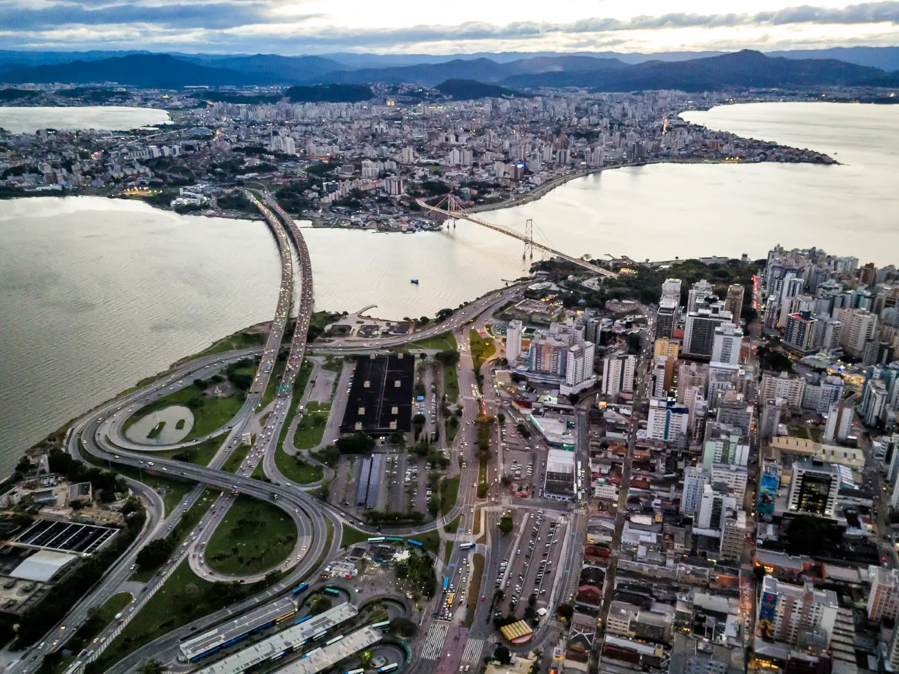 Mercado imobiliário de Florianópolis bate recordes, mas exclui população de baixa renda
