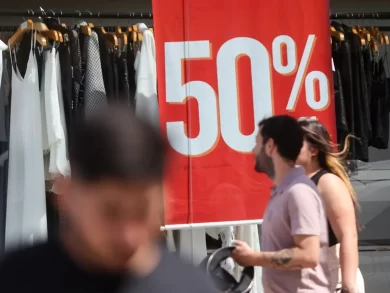 O volume de vendas do comércio varejista de Santa Catarina acumula alta de 7% entre janeiro e maio na comparação com o mesmo período do ano passado. Os dados, divulgados nesta terça-feira, 8, pelo IBGE mostram que o desempenho catarinense está bem acima da média nacional, que ficou em elevação de 2,2% na mesma relação. O bom resultado do comércio reflete o crescimento da economia em Santa Catarina, que é destaque no país. Para o governador Jorginho Mello, o crescimento das vendas é resultado direto da geração de emprego e renda em Santa Catarina. “O estado tem a menor taxa de desemprego do país, com apenas 3%, e continua gerando empregos, bem como oportunidades de empreendedorismo. Com a forte geração de renda, o catarinense está comprando mais, movimentando o comércio e fazendo a economia girar”, analisa. O resultado positivo de 7% entre janeiro e maio corresponde ao bom desempenho de diversos setores, principalmente ligados ao consumo das famílias. As vendas de artigos de uso pessoal e doméstico (15,5%), hipermercados e supermercados (8,1%), bem como tecidos, vestuário e calçados (7,2%) foram destaque. Porém, segmentos como artigos farmacêuticos, perfumaria e cosméticos (6,2%), combustíveis e lubrificantes (4,1%) e móveis e eletrodomésticos (3,9%) também registraram elevação. Comércio de Santa Catarina tem segundo melhor resultado do país Além de superar a média nacional, o percentual de 7% de crescimento das vendas do comércio coloca Santa Catarina com o segundo melhor resultado do país. O estado só fica atrás do Amapá, que acumula alta de 9%. Nesse sentido, Santa Catarina está à frente dos vizinhos Rio Grande do Sul (5,6%) e do Paraná (2,2%). O percentual catarinense também supera estados como Espírito Santo (4,8%), Minas Gerais (1,9%), São Paulo (1,8%), e Rio de Janeiro (-1,9%). “Ser reconhecido com o segundo melhor desempenho do país no setor do comércio mostra, mais uma vez, a força e a pujança da economia catarinense. Somos um estado diferenciado, com atividade econômica diversificada e grande geração de oportunidades. O aquecimento do mercado de trabalho teve influência direta para o resultado positivo, garantindo poder de compra para o trabalhador catarinense”, afirma o secretário de Estado de Indústria, Comércio e Serviço, Silvio Dreveck. Comércio ampliado também registra desempenho positivo Na análise do comércio varejista ampliado, que considera mais segmentos, o percentual catarinense também é positivo: crescimento de 5,1%. O destaque são as vendas de material de construção, que cresceram 8,8% no período, acompanhando o aquecimento do mercado de construção civil. As vendas de veículos, motos e peças, com alta de 3,6%, também mostraram evolução. Já as vendas em atacados oscilaram negativamente em -2,1%.