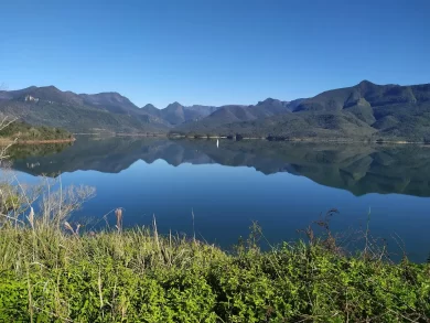 Neste 1º de julho de 2025, a Reserva Biológica Estadual do Aguaí completa 42 anos de existência. Criada em 1983, a Unidade de Conservação de Proteção Integral representa um dos mais importantes patrimônios ambientais de Santa Catarina, sendo essencial para a preservação da rica biodiversidade e para a segurança hídrica da região Sul do estado. Com uma paisagem marcada por canyons imponentes, montanhas, cachoeiras e escarpas impressionantes, a Reserva é a segunda maior UC do estado e abriga uma diversidade única de ecossistemas e espécies da fauna e flora nativas, muitas delas ameaçadas de extinção. O território também guarda registros geológicos preciosos que ajudam a contar parte da história natural do Brasil. Administrada pelo Instituto do Meio Ambiente de Santa Catarina (IMA), com apoio do Governo do Estado, a unidade abrange áreas dos municípios de Treviso, Siderópolis, Nova Veneza e Morro Grande, estendendo-se até a divisa com Bom Jardim da Serra. Sua sede administrativa está localizada junto à Barragem do Rio São Bento, em Siderópolis. :: Saiba mais sobre a Reserva no site do IMA O Instituto do Meio Ambiente de Santa Catarina (IMA) administra Unidades de Conservação (UCs) da categoria Parque que permitem a visitação pública e da categoria Reserva Biológica, onde o manejo ambiental é mais restrito com acesso permitido a pesquisadores. O agendamento de visitas a todos os parques pode ser realizado de forma on-line neste link.
