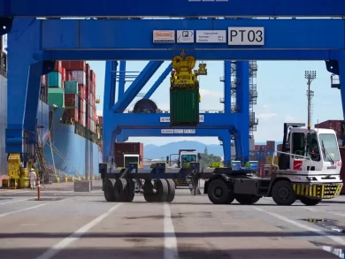 O faturamento com exportações de Santa Catarina no primeiro semestre de 2025 chegou a US$ 5,85 bilhões, cerca de 6,6% acima do valor registrado no mesmo período do ano passado, de US$ 5,49 bilhões. Com o aumento, Santa Catarina atingiu o maior faturamento da história com exportações em um primeiro semestre. O resultado é fruto da economia catarinense, que com diversidade e qualidade da produção consegue chegar a mais de 200 destinos em todo o mundo. O aumento das exportações catarinenses é um contraste em relação à média nacional. Enquanto em Santa Catarina a elevação foi de 6,6% no período, o país registrou estabilização, com recuo de 0,65%. Os dados são do Ministério do Desenvolvimento, Indústria, Comércio e Serviços (MDIC), do Governo Federal, e foram divulgados nesta sexta-feira, 4. Conforme o governador Jorginho Mello, o bom desempenho das exportações catarinenses é resultado do reconhecimento internacional do estado. “As exportações de Santa Catarina chegam a mais de 200 destinos em todo o mundo, porque aqui se fabricam produtos competitivos, com qualidade e certificação. Além disso, temos ampliado nossa presença internacional para reafirmar a excelência dos nossos produtos”, afirma.  Exportações de Santa Catarina têm destaque para carnes e geradores elétricos No primeiro semestre de 2025, o principal produto exportado por Santa Catarina foi a carne de frango, com faturamento de US$ 953 milhões. Na sequência aparece a carne suína, com US$ 850 milhões. Em terceiro lugar estão os geradores elétricos e suas partes, somando US$ 302 milhões. As exportações de madeira (US$ 248 milhões), soja (US$ 229 milhões) e folheados de madeira (US$ 220 milhões) também se destacaram.  Entre os principais produtos da pauta exportadora, houve variação positiva, por exemplo, na venda de tabaco (75%), papel e cartão (22%), carne suína (21,1%), de frango (7,1%) e de móveis (8,8%). “Santa Catarina está com a economia muito aquecida, resultado de um povo que gosta de empreender e de trabalhar, mas também de um Governo do Estado que, sob liderança do governador Jorginho Mello, estimula o setor produtivo”, afirma o secretário de Estado de Indústria, Comércio e Serviço, Silvio Dreveck.  Produtos catarinenses chegam a mais de 200 destinos pelo mundo Nos primeiros seis meses do ano, os produtos catarinenses chegaram a mais de 200 destinos pelo mundo. O principal destino são os Estados Unidos, que compraram US$ 847 milhões em bens produzidos em Santa Catarina. Os americanos importam principalmente madeira e produtos de madeira, geradores e motores elétricos, bem como móveis. Em segundo lugar está a China, com US$ 580 milhões adquiridos de Santa Catarina. Os chineses compram principalmente soja, carne suína e carne de frango. O terceiro maior destino das exportações catarinenses é a Argentina, com faturamento de US$ 437 milhões. Na sequência aparecem Japão (US$ 348 milhões), México (US$ 306 milhões) e Chile (US$ 305 milhões). “A produção de Santa Catarina se destaca pela excelência, resultado da inovação, da dedicação e da competência dos nossos trabalhadores e empresários. Esse compromisso com qualidade faz do estado uma referência nacional e internacional. O aumento das exportações reforça esse reconhecimento, levando a força e o alto padrão da indústria catarinense para o mundo”, reforça o secretário Silvio Dreveck.  Importações cresceram 4,8% no primeiro semestre Referência pela qualidade dos portos e pela competitividade do setor logístico, Santa Catarina historicamente é a porta de entrada de muitos produtos que ingressam no Brasil, seja para a região Sul ou até para estados do Sudeste e Centro-Oeste. No primeiro semestre, as importações registraram alta de 4,8%, passando de US$ 16 bilhões em 2024 para US$ 16,8 bilhões em 2025.  A lista de produtos que chegam em Santa Catarina é puxada pelo cobre (US$ 718 milhões), utilizado como matéria-prima de muitas indústrias catarinenses. Na sequência aparecem partes e acessórios de veículos automotivos (US$ 475 milhões), adubos e fertilizantes (US$ 443 milhões), outras matérias plásticas em formas primárias (US$ 432 milhões) e produtos laminados planos, de ligas de aço (US$ 418 milhões).