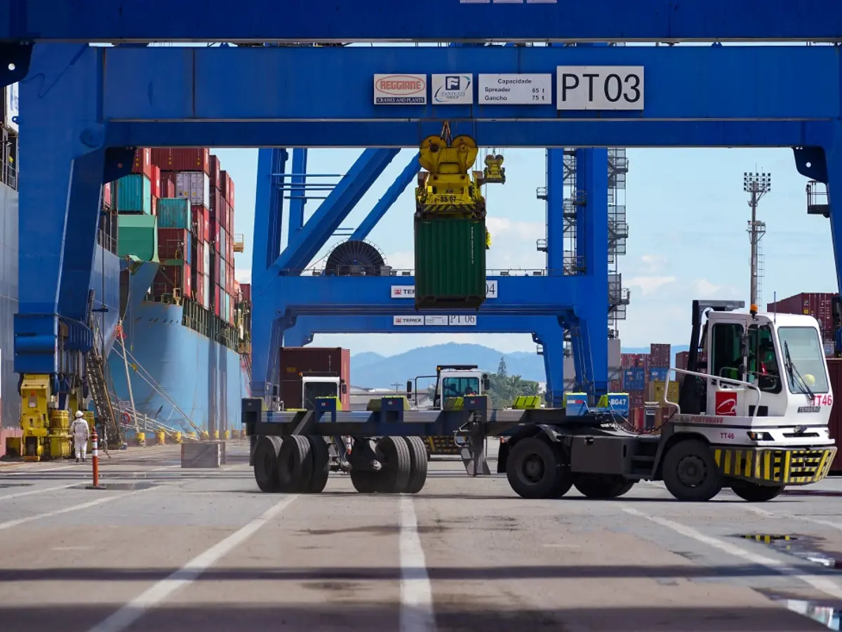 O faturamento com exportações de Santa Catarina no primeiro semestre de 2025 chegou a US$ 5,85 bilhões, cerca de 6,6% acima do valor registrado no mesmo período do ano passado, de US$ 5,49 bilhões. Com o aumento, Santa Catarina atingiu o maior faturamento da história com exportações em um primeiro semestre. O resultado é fruto da economia catarinense, que com diversidade e qualidade da produção consegue chegar a mais de 200 destinos em todo o mundo. O aumento das exportações catarinenses é um contraste em relação à média nacional. Enquanto em Santa Catarina a elevação foi de 6,6% no período, o país registrou estabilização, com recuo de 0,65%. Os dados são do Ministério do Desenvolvimento, Indústria, Comércio e Serviços (MDIC), do Governo Federal, e foram divulgados nesta sexta-feira, 4. Conforme o governador Jorginho Mello, o bom desempenho das exportações catarinenses é resultado do reconhecimento internacional do estado. “As exportações de Santa Catarina chegam a mais de 200 destinos em todo o mundo, porque aqui se fabricam produtos competitivos, com qualidade e certificação. Além disso, temos ampliado nossa presença internacional para reafirmar a excelência dos nossos produtos”, afirma.  Exportações de Santa Catarina têm destaque para carnes e geradores elétricos No primeiro semestre de 2025, o principal produto exportado por Santa Catarina foi a carne de frango, com faturamento de US$ 953 milhões. Na sequência aparece a carne suína, com US$ 850 milhões. Em terceiro lugar estão os geradores elétricos e suas partes, somando US$ 302 milhões. As exportações de madeira (US$ 248 milhões), soja (US$ 229 milhões) e folheados de madeira (US$ 220 milhões) também se destacaram.  Entre os principais produtos da pauta exportadora, houve variação positiva, por exemplo, na venda de tabaco (75%), papel e cartão (22%), carne suína (21,1%), de frango (7,1%) e de móveis (8,8%). “Santa Catarina está com a economia muito aquecida, resultado de um povo que gosta de empreender e de trabalhar, mas também de um Governo do Estado que, sob liderança do governador Jorginho Mello, estimula o setor produtivo”, afirma o secretário de Estado de Indústria, Comércio e Serviço, Silvio Dreveck.  Produtos catarinenses chegam a mais de 200 destinos pelo mundo Nos primeiros seis meses do ano, os produtos catarinenses chegaram a mais de 200 destinos pelo mundo. O principal destino são os Estados Unidos, que compraram US$ 847 milhões em bens produzidos em Santa Catarina. Os americanos importam principalmente madeira e produtos de madeira, geradores e motores elétricos, bem como móveis. Em segundo lugar está a China, com US$ 580 milhões adquiridos de Santa Catarina. Os chineses compram principalmente soja, carne suína e carne de frango. O terceiro maior destino das exportações catarinenses é a Argentina, com faturamento de US$ 437 milhões. Na sequência aparecem Japão (US$ 348 milhões), México (US$ 306 milhões) e Chile (US$ 305 milhões). “A produção de Santa Catarina se destaca pela excelência, resultado da inovação, da dedicação e da competência dos nossos trabalhadores e empresários. Esse compromisso com qualidade faz do estado uma referência nacional e internacional. O aumento das exportações reforça esse reconhecimento, levando a força e o alto padrão da indústria catarinense para o mundo”, reforça o secretário Silvio Dreveck.  Importações cresceram 4,8% no primeiro semestre Referência pela qualidade dos portos e pela competitividade do setor logístico, Santa Catarina historicamente é a porta de entrada de muitos produtos que ingressam no Brasil, seja para a região Sul ou até para estados do Sudeste e Centro-Oeste. No primeiro semestre, as importações registraram alta de 4,8%, passando de US$ 16 bilhões em 2024 para US$ 16,8 bilhões em 2025.  A lista de produtos que chegam em Santa Catarina é puxada pelo cobre (US$ 718 milhões), utilizado como matéria-prima de muitas indústrias catarinenses. Na sequência aparecem partes e acessórios de veículos automotivos (US$ 475 milhões), adubos e fertilizantes (US$ 443 milhões), outras matérias plásticas em formas primárias (US$ 432 milhões) e produtos laminados planos, de ligas de aço (US$ 418 milhões).