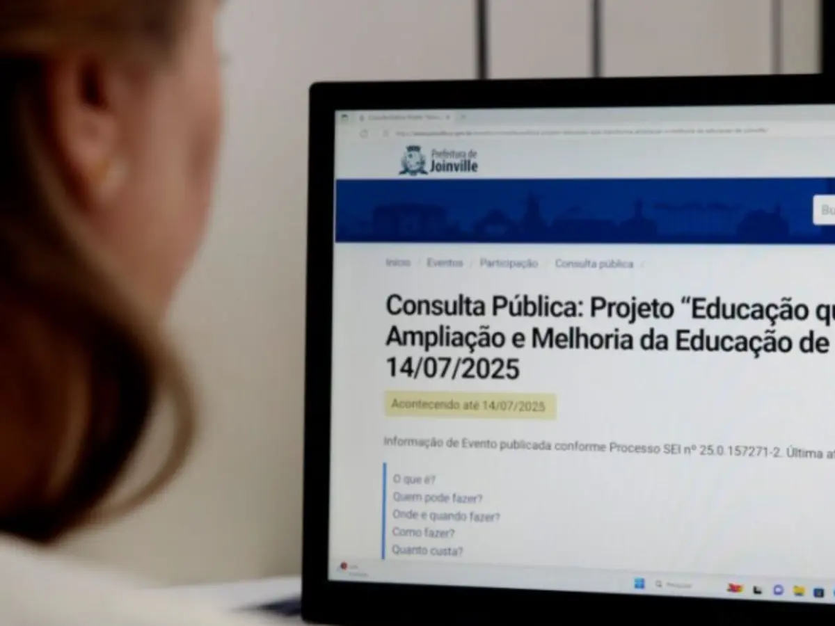 A Secretaria de Educação da Prefeitura de Joinville abriu nesta terça-feira (1) uma consulta pública sobre o financiamento de US$ 99,2 milhões junto ao Banco Interamericano de Desenvolvimento (BID). O objetivo é apresentar o projeto “Educação que Transforma: ampliação e melhoria da educação de Joinville” e receber sugestões da população. A consulta pública terá dois momentos: o primeiro é a participação dos joinvilenses por meio de um formulário digital disponibilizado no site da Prefeitura de Joinville (bit.ly/ConsultaPublicaEducacao) até às 17h de 14 de julho; e o segundo momento é uma audiência pública presencial marcada para 10 de julho, às 18h30, na Câmara de Vereadores. O objetivo do financiamento junto ao BID é implementar uma série de ações com foco em três eixos centrais: infraestrutura educacional, inovação pedagógica e fortalecimento da gestão educacional. No eixo de infraestrutura será utilizada parte do valor do financiamento para expandir a Rede Municipal de Ensino com a construção de novas unidades por meios próprios. A outra parte dos recursos será usada para o projeto de Parceria Público-Privada (PPP), que visa realizar a concessão de infraestrutura e serviços não pedagógicos de novas unidades escolares. Na prática, a PPP incluirá a construção de novas Escolas e Centros de Educação Infantil, sendo que a empresa também será responsável pela conservação, manutenção preventiva e corretiva desses prédios. Toda a parte pedagógica permanecerá com a Secretaria de Educação. Além disso, os recursos serão utilizados ainda para outros fins, como aquisição de produtos e serviços relacionados à tecnologia e inovação, contratação de um novo sistema de gestão, e contratação de pesquisa de clima para diagnóstico de saúde e bem-estar dos servidores e alunos. Fonte: Prefeitura de Joinville