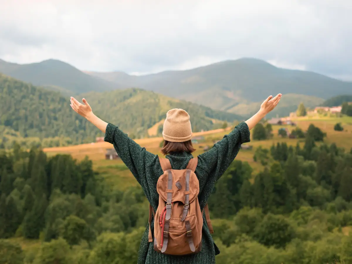 Claro! Aqui estão 10 sugestões de título e subtítulo, com frases completas, sem caixa alta, seguindo boas práticas de SEO e com uma pegada atrativa e informativa: Viagens solo crescem no Brasil e conquistam jovens que buscam liberdade e autoconhecimento Estudo do Ministério do Turismo aponta a modalidade como uma das principais tendências de 2025. Cresce o número de brasileiros que escolhem viajar sozinhos em busca de experiências personalizadas Nova edição da Revista Tendências do Turismo destaca o turismo solo como transformação cultural. Viajar sozinho virou tendência e está redefinindo o turismo entre as novas gerações Geração Z e Millennials lideram o movimento que valoriza autonomia e bem-estar. Ministério do Turismo aposta no crescimento do turismo solo e lança incentivo para mulheres Desconto de 15% em hospedagens é válido por um ano em hotéis associados à ABIH. Turismo solo se consolida como ferramenta de autoconhecimento e conexão com o destino Relatório do Ministério do Turismo aponta mudança no comportamento dos viajantes. Nova tendência do turismo revela o desejo de liberdade entre jovens viajantes brasileiros Mais de 69% planejam viagens sozinhos e buscam roteiros com mais significado pessoal. O turismo solo ganha espaço e transforma a forma como brasileiros descobrem o mundo Setor hoteleiro também adere à tendência com condições especiais para mulheres que viajam sozinhas. Viagens individuais crescem no Brasil com foco em saúde emocional e experiências profundas Revista Tendências do Turismo destaca a prática como símbolo de transformação pessoal. Turismo solo vira realidade para quem quer explorar o mundo no próprio ritmo e estilo Com apoio de dados e ações do governo, modalidade se fortalece no cenário nacional. Jovens impulsionam o turismo solo no Brasil e movimentam setor com novos hábitos de viagem Ministério do Turismo confirma crescimento da modalidade e incentiva políticas de acolhimento.