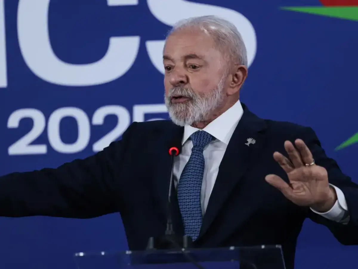 Em meio à Cúpula do Brics, no Rio de Janeiro, o presidente Luiz Inácio Lula da Silva rebateu, nesta segunda-feira (7), a defesa que o presidente dos Estados Unidos (EUA), Donald Trump, fez do ex-presidente Jair Bolsonaro no contexto do processo que enfrenta por tentativa de golpe de Estado, dizendo que ele seria inocente.  O presidente brasileiro disse que a defesa da democracia no Brasil é um tema que compete aos brasileiros. “Somos um país soberano. Não aceitamos interferência ou tutela de quem quer que seja. Possuímos instituições sólidas e independentes. Ninguém está acima da lei. Sobretudo, os que atentam contra a liberdade e o estado de direito”, afirmou Lula, em nota. Nesta segunda, Trump saiu em defesa do ex-presidente Bolsonaro em uma rede social, atacando a ação penal sobre a tentativa de golpe de Estado que tramita no Supremo Tribunal Federal (STF).   “O Brasil está fazendo uma coisa terrível em seu tratamento do ex-presidente Jair Bolsonaro. Eu tenho assistido, assim como o mundo, como eles não fizeram nada, mas vão atrás dele, dia após dia, noite após noite, mês após mês, ano após ano! Ele não é culpado de nada”, disse Trump. Bolsonaro é acusado de liderar uma tentativa de golpe de Estado no Brasil após perder as eleições em 2022 para o presidente Lula. Segundo a Polícia Federal, a trama golpista previa o assassinato de Lula e do ministro do STF Alexandre de Moraes, além da anulação da votação, o que configuraria uma ruptura da ordem democrática. Bolsonaro teria pressionado os comandantes das Forças Armadas para sustentar seu plano. O ex-presidente e os aliados acusados de tentativa de golpe negam as denúncias. “Estarei assistindo muito de perto à caça às bruxas de Jair Bolsonaro, sua família e milhares de seus apoiadores”, disse Trump, que também pediu para deixar Bolsonaro “em paz”. Bolsonaro agradeceu o apoio de Trump e disse que a ação penal contra ele é perseguição política. "Obrigado por existir", disse a Trump em uma rede social. Interferência externa A pedido da Procuradoria-Geral da República (PGR), o STF abriu inquérito, em maio deste ano, para investigar o filho do ex-presidente Bolsonaro, o deputado licenciado Eduardo Bolsonaro, por coação e tentativa de obstrução da Justiça para ajudar o pai Jair. Eduardo Bolsonaro abandonou o mandato de deputado e foi viver nos Estados Unidos, onde vem solicitando ao governo norte-americano sanções a autoridades brasileiras, o que poderia interferir no processo penal contra o pai, Jair Bolsonaro. “As manifestações [de Eduardo] têm tom intimidatório e vêm se intensificando à medida em que avança a tramitação da ação penal em que o ex-presidente é acusado de liderar uma organização criminosa para atentar contra o Estado Democrático de Direito após as eleições de 2022”, afirmou o Ministério Público Federal.