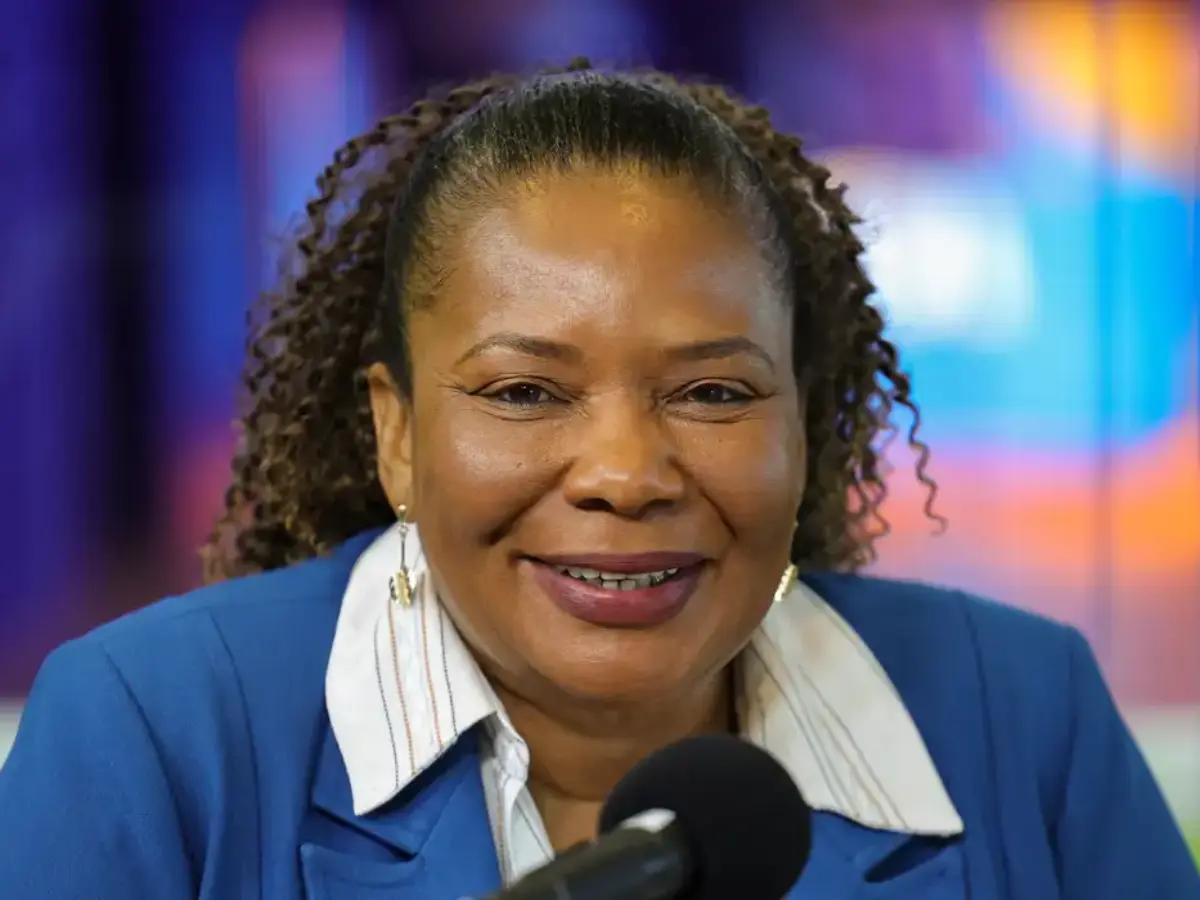 O Ministério da Cultura (MinC) vem realizando ações, projetos e programas para garantir políticas públicas perenes para o setor, independentemente do governo.  A conclusão é da ministra Margareth Menezes, que participou da abertura da XIV edição do Seminário Internacional de Políticas Culturais na sede da Fundação Casa de Rui Barbosa, em Botafogo, zona sul do Rio de Janeiro. “Nós estamos já com algumas políticas que já estão perenes, como a [Política Nacional] Cultura Viva, estamos agora trazendo a institucionalização do Sistema Nacional de Cultura, as responsabilidades das cidades, dos estados e do governo federal com o acontecimento cultural, também o nosso Plano Nacional de Cultura, que já foi para o Congresso", disse em entrevista à Agência Brasil, após a abertura do evento. "São várias ações que já estão em andamento para a gente aproveitar esse momento que o ministério está aí, porque justamente a falta dessas políticas mais cristalizadas é que traz esta instabilidade ao Ministério da Cultura e às políticas culturais.” Para Margareth Menezes, a produção cultural brasileira deve ser contemplada com a visão da diversidade existente no país: “Penso que só teremos êxito de trabalhar políticas culturais, nesse imenso país continente, se tivermos capacidade e coragem de redimensionar o nosso olhar, nossa compreensão, nossa aceitação sobre esse caleidoscópio de expressões culturais. Todas legítimas que compreendem a representação da sociedade brasileira.” O presidente da Fundação Casa de Rui Barbosa, Alexandre Santini, deu a dimensão do encontro e, brincando com a ministra, afirmou que o seminário ‘brocou’ [deu muito certo], como se diz na Bahia é ‘barril dobrado’. “Os números desse seminário já falariam por si. São mais de 230 especialistas do Brasil e da América Latina e cerca de 40 atividades todas ao mesmo tempo e agora. São mesas temáticas, conferências, lançamentos de livros inéditos. Todos os temas de políticas culturais estão colocadas aqui na agenda do seminário: patrimônio, culturas afro-brasileiras, educação e cultura, acessibilidade, culturas tradicionais, audiovisual, gastronomia, direitos culturais, enfim, toda a diversidade de temas.” A deputada federal Jandira Feghali (PCdoB), coautora e relatora da Lei Aldir Blanc emergencial, criada na época da pandemia para apoiar o setor cultural e também relatora do projeto de lei que resultou na Política Nacional Aldir Blanc de Fomento à Cultura, pediu para a sociedade brasileira não generalizar o entendimento sobre as emendas parlamentares. Ela destacou que muitas têm propósitos relevantes. “Cuidem da não despolitização. Não generalizem o Congresso Nacional, não generalizem as emendas como algo ilícito, não generalize a atuação política como algo ruim. A política é decisiva, Não há solução sem política" afirmou. Jandira Feghali defendeu que o momento atual é muito decisivo para o país afirmar o Ministério da Cultura e novas políticas: “Regulação do streaming, da nossa produção cultural, de regular as redes, fazer uma regulação ética da inteligência artificial, fazer uma integração mais profunda da cultura, da educação, da comunicação com a ciência e com a economia, porque é desse jeito que a gente faz essa integração poderosa que faz esse país superar as suas dificuldades.” O XIV Seminário Internacional de Políticas Culturais começou nesta segunda-feira e segue até sexta-feira (4). “O evento se consolida como espaço estratégico de reflexão, formulação e intercâmbio de propostas para o fortalecimento das políticas culturais no Brasil e no mundo”, informou a organização do encontro. Além de comemorar os 40 anos do Ministério da Cultura e 50 anos da Funarte, a edição deste ano destaca os 20 anos do Cultura Viva e 10 anos do IberCultura Viva, contando com participação de representantes de diversos países da América Latina e da Espanha, nos debates sobre políticas culturais colaborativas e de base comunitária.