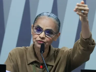 A ministra do Meio Ambiente e Mudança do Clima, Marina Silva, destacou nesta quarta-feira (2), na Comissão de Agricultura, Pecuária, Abastecimento e Desenvolvimento Rural da Câmara dos Deputados, o papel de protagonismo que o Brasil voltou a ocupar no cenário político internacional após reconstruir a política para o setor dentro do país. “O Brasil recuperou seu lugar de potência ambiental”, afirmou. Segundo a ministra, apesar de todas as adversidades enfrentadas, o país acumula números positivos que já são reconhecidos em ambientes multilaterais. “Nesses dois anos em que o desmatamento caiu quase 46% na Amazônia e 32% no país inteiro, o agronegócio cresceu 15% e a renda per capita cresceu em torno de 11%.” Os resultados foram alcançados com ações de prevenção, capacidade de mobilização e parceria com estados, municípios, organizações sociais e empresariado brasileiro, que se empenham no avanço da agenda ambiental, informou a ministra. “Quem destrói é uma minoria. Apenas 2,6% dos imóveis rurais concentram 60% das irregularidades. A maioria não é irregular. Então, aqueles que o Ibama [Instituto Brasileiro do Meio Ambiente e dos Recursos Naturais Renováveis ] está autuando são os que comprovadamente promovem atividades fora da lei.” A afirmação foi feita após ser questionada sobre a apreensão de 20 cabeças de gado ilegal que ocupavam a Reserva Extrativista (Resex) Chico Mendes, no estado do Acre. A operação, realizada em junho, atuou para remover 400 bovinos mantidos irregularmente em toda a unidade de conservação federal. “Esses 2,6% não falam pelo agronegócio brasileiro.” A ministra foi convidada a participar de audiência na comissão para esclarecer a atuação dos órgãos de fiscalização e o trabalho de combate aos incêndios nos biomas brasileiros. Ela disse que a redução do desmatamento só não foi maior por causa dos incêndios ocorridos em 2024. “De fato, nós tivemos em 2024 um aumento dos incêndios no Brasil, que se deu em função de um extremo climático que não afetou apenas o Brasil, mas afetou o mundo inteiro.” O extremo climático levou o país a um cenário de seca com baixa precipitação, temperatura alta e baixa umidade que potencializaram os incêndios iniciados de forma criminosa. “Isso fez com que a gente tivesse um processo de retroalimentação perverso”, ressaltou. Avanços Para enfrentar todas as adversidades, o governo federal destinou quase R$ 1,5 bilhão para ações de combate aos incêndios, estruturou a capacidade operacional ampliada para 3,5 mil brigadistas e reduziu a área atingida na comparação com os números de 2022. “Fizemos uma verdadeira força-tarefa no país para evitar que tivéssemos uma situação de completo descontrole, porque a situação ficou muito agravada”, reforçou. Agrotóxico A ministra também foi questionada sobre a demora na liberação do uso de agrotóxicos no país e informou que o Ibama tem autonomia para realizar as análises técnicas a partir de critérios que consideram os benéficos para a saúde pública, para o meio ambiente e para o próprio produtor rural. Segundo Marina, a demora muitas vezes se dá pela insistência na aprovação de produtos que já foram proibidos anteriormente. “A maioria dos pedidos para autorização de novos agrotóxicos são para genéricos que não têm nenhuma molécula nova, nem atualização da fórmula.” A ministra enfatizou ainda que boas práticas como o uso de bioinsumos, respeito a reserva legal e regularização ambiental são bonificadas na forma de incentivos na concessão de crédito dentro das políticas públicas. “No Plano Safra deste ano, lançado recentemente, criamos uma inovação e estabelecemos um redutor de juros por boas práticas, que chega a 1%. Isso se constituiu em um incentivo para que os agricultores façam investimentos na área da agricultura de baixo carbono.” Fonte: Fabíola Sinimbú - Repórter da Agência Brasil