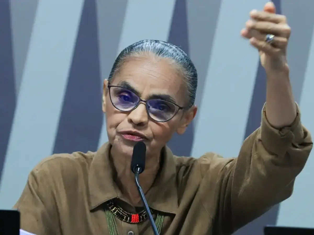 A ministra do Meio Ambiente e Mudança do Clima, Marina Silva, destacou nesta quarta-feira (2), na Comissão de Agricultura, Pecuária, Abastecimento e Desenvolvimento Rural da Câmara dos Deputados, o papel de protagonismo que o Brasil voltou a ocupar no cenário político internacional após reconstruir a política para o setor dentro do país. “O Brasil recuperou seu lugar de potência ambiental”, afirmou. Segundo a ministra, apesar de todas as adversidades enfrentadas, o país acumula números positivos que já são reconhecidos em ambientes multilaterais. “Nesses dois anos em que o desmatamento caiu quase 46% na Amazônia e 32% no país inteiro, o agronegócio cresceu 15% e a renda per capita cresceu em torno de 11%.” Os resultados foram alcançados com ações de prevenção, capacidade de mobilização e parceria com estados, municípios, organizações sociais e empresariado brasileiro, que se empenham no avanço da agenda ambiental, informou a ministra. “Quem destrói é uma minoria. Apenas 2,6% dos imóveis rurais concentram 60% das irregularidades. A maioria não é irregular. Então, aqueles que o Ibama [Instituto Brasileiro do Meio Ambiente e dos Recursos Naturais Renováveis ] está autuando são os que comprovadamente promovem atividades fora da lei.” A afirmação foi feita após ser questionada sobre a apreensão de 20 cabeças de gado ilegal que ocupavam a Reserva Extrativista (Resex) Chico Mendes, no estado do Acre. A operação, realizada em junho, atuou para remover 400 bovinos mantidos irregularmente em toda a unidade de conservação federal. “Esses 2,6% não falam pelo agronegócio brasileiro.” A ministra foi convidada a participar de audiência na comissão para esclarecer a atuação dos órgãos de fiscalização e o trabalho de combate aos incêndios nos biomas brasileiros. Ela disse que a redução do desmatamento só não foi maior por causa dos incêndios ocorridos em 2024. “De fato, nós tivemos em 2024 um aumento dos incêndios no Brasil, que se deu em função de um extremo climático que não afetou apenas o Brasil, mas afetou o mundo inteiro.” O extremo climático levou o país a um cenário de seca com baixa precipitação, temperatura alta e baixa umidade que potencializaram os incêndios iniciados de forma criminosa. “Isso fez com que a gente tivesse um processo de retroalimentação perverso”, ressaltou. Avanços Para enfrentar todas as adversidades, o governo federal destinou quase R$ 1,5 bilhão para ações de combate aos incêndios, estruturou a capacidade operacional ampliada para 3,5 mil brigadistas e reduziu a área atingida na comparação com os números de 2022. “Fizemos uma verdadeira força-tarefa no país para evitar que tivéssemos uma situação de completo descontrole, porque a situação ficou muito agravada”, reforçou. Agrotóxico A ministra também foi questionada sobre a demora na liberação do uso de agrotóxicos no país e informou que o Ibama tem autonomia para realizar as análises técnicas a partir de critérios que consideram os benéficos para a saúde pública, para o meio ambiente e para o próprio produtor rural. Segundo Marina, a demora muitas vezes se dá pela insistência na aprovação de produtos que já foram proibidos anteriormente. “A maioria dos pedidos para autorização de novos agrotóxicos são para genéricos que não têm nenhuma molécula nova, nem atualização da fórmula.” A ministra enfatizou ainda que boas práticas como o uso de bioinsumos, respeito a reserva legal e regularização ambiental são bonificadas na forma de incentivos na concessão de crédito dentro das políticas públicas. “No Plano Safra deste ano, lançado recentemente, criamos uma inovação e estabelecemos um redutor de juros por boas práticas, que chega a 1%. Isso se constituiu em um incentivo para que os agricultores façam investimentos na área da agricultura de baixo carbono.” Fonte: Fabíola Sinimbú - Repórter da Agência Brasil