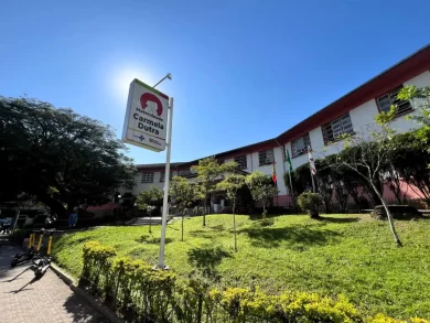 A Maternidade Carmela Dutra (MCD), em Florianópolis, completa 70 anos de história nesta quinta-feira, 3 de julho. Para marcar a data, a unidade própria da Secretaria de Estado da Saúde (SES) preparou uma programação com eventos e novidades, comemorando sete décadas dedicadas à saúde da mulher e ao cuidado com gestantes e recém-nascidos. No dia do aniversário será realizada uma missa na Capela da Maternidade, celebrada pelo Arcebispo Dom Wilson, além da inauguração das reformas na Unidade de Internação – Posto 2. O espaço passou por melhorias nos pisos, paredes, portas, redes de gases (ar comprimido e vácuo), recebeu nova manta vinílica e teve alguns leitos ampliados. Já no sábado, 5, colaboradores e comunidade podem se juntar ao Cortejo até a escadaria da instituição. A ação contará com um momento de oração e apresentação da Banda do Exército. Inaugurada em 1955, a Maternidade Carmela Dutra foi a primeira maternidade pública de Santa Catarina. Ao longo dos anos, se tornou um símbolo de Florianópolis e parte da identidade de milhares de catarinenses que nasceram no local. Atualmente, a unidade realiza cerca de 300 partos por mês e também atua como hospital de ensino, recebendo acadêmicos e residentes em busca de especialização. Programação de Aniversário: 70 anos da Maternidade Carmela Dutra 3  de julho 14h30 – Inauguração das reformas na Unidade de Internação – Posto 2. 15h – Missa celebrada pelo Arcebispo Dom Vilson na Capela da Maternidade. (evento interno) 5 de julho 9h30 – Concentração na Mitra (Casa do Bispo), Rua Esteves Júnior, 447, Centro, Florianópolis. 10h – Cortejo até a escadaria da MCD, seguido de momento de oração e apresentação da Banda de Música do Exército.