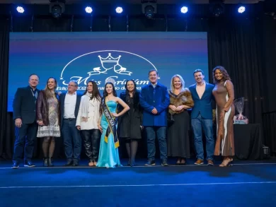 Criciúma ganhou uma nova representante na noite dessa segunda-feira (30/06), com a escolha da Miss Criciúma 2025. A final do concurso aconteceu no Nações Shopping, reunindo familiares, autoridades e o público para acompanhar a cerimônia de coroação. A jovem Ana Luiza Boaventura Vargas foi eleita entre as cinco finalistas para representar o município durante o ano do centenário de emancipação político-administrativa. O concurso foi idealizado como parte das comemorações oficiais dos 100 anos da cidade e teve início no dia 10 de junho, com a abertura do edital e a inauguração da exposição sobre a Rainha da Colonização de 1980, Suzana Meller, e da Miss Simpatia Anelise Lalau, primeira Miss Negra de Criciúma e do Brasil. Mais de 50 candidatas participaram do processo seletivo, que incluiu etapas como oratória, aulas de passarela, provas de figurino, workshops e avaliações com jurados técnicos. O prefeito de Criciúma, Vagner Espindola, celebrou a realização da escolha. “É uma alegria ver o brilho das nossas candidatas no Miss Criciúma, um evento que celebra o valor da mulher criciumense. Esta parceria com o Nações Shopping, como parte das comemorações dos 100 anos de emancipação da cidade, reforça o orgulho que temos da nossa gente”, declarou. O superintendente do Nações Shopping, Mário Gaidzinski, também destacou a importância da realização do evento no empreendimento. “Receber um momento simbólico como este reforça o papel do shopping como espaço de cultura, integração e valorização da juventude. A parceria com a Prefeitura de Criciúma e com as instituições envolvidas mostra como o Nações está conectado com a cidade em todas as suas expressões”, afirmou. A nova Miss Criciúma recebeu a faixa das mãos do prefeito e da primeira-dama, Gisele Bolan. Ana Luiza Boaventura Vargas participará de eventos oficiais do município e de ações promovidas no próprio shopping, representando a cidade em agendas culturais e institucionais ao longo de 2025. Fonte: Prefeitura de Criciúma