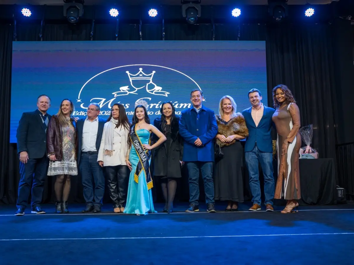 Criciúma ganhou uma nova representante na noite dessa segunda-feira (30/06), com a escolha da Miss Criciúma 2025. A final do concurso aconteceu no Nações Shopping, reunindo familiares, autoridades e o público para acompanhar a cerimônia de coroação. A jovem Ana Luiza Boaventura Vargas foi eleita entre as cinco finalistas para representar o município durante o ano do centenário de emancipação político-administrativa. O concurso foi idealizado como parte das comemorações oficiais dos 100 anos da cidade e teve início no dia 10 de junho, com a abertura do edital e a inauguração da exposição sobre a Rainha da Colonização de 1980, Suzana Meller, e da Miss Simpatia Anelise Lalau, primeira Miss Negra de Criciúma e do Brasil. Mais de 50 candidatas participaram do processo seletivo, que incluiu etapas como oratória, aulas de passarela, provas de figurino, workshops e avaliações com jurados técnicos. O prefeito de Criciúma, Vagner Espindola, celebrou a realização da escolha. “É uma alegria ver o brilho das nossas candidatas no Miss Criciúma, um evento que celebra o valor da mulher criciumense. Esta parceria com o Nações Shopping, como parte das comemorações dos 100 anos de emancipação da cidade, reforça o orgulho que temos da nossa gente”, declarou. O superintendente do Nações Shopping, Mário Gaidzinski, também destacou a importância da realização do evento no empreendimento. “Receber um momento simbólico como este reforça o papel do shopping como espaço de cultura, integração e valorização da juventude. A parceria com a Prefeitura de Criciúma e com as instituições envolvidas mostra como o Nações está conectado com a cidade em todas as suas expressões”, afirmou. A nova Miss Criciúma recebeu a faixa das mãos do prefeito e da primeira-dama, Gisele Bolan. Ana Luiza Boaventura Vargas participará de eventos oficiais do município e de ações promovidas no próprio shopping, representando a cidade em agendas culturais e institucionais ao longo de 2025. Fonte: Prefeitura de Criciúma