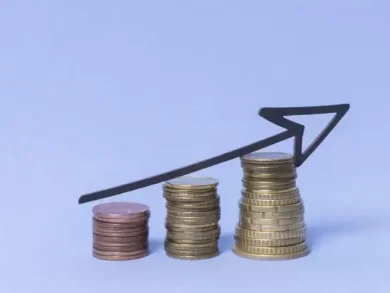 Imagine acordar todos os dias com o desafio – e a coragem – de empreender no Brasil. Esse é o cotidiano de milhões de microempreendedores individuais (MEIs) que, apesar das dificuldades, seguem movendo a economia com esforço próprio. Mas algo mudou. Uma nova energia parece impulsionar esses profissionais em 2025: a confiança. Dados recém-divulgados pela Sondagem Econômica do MEI, desenvolvida pelo Sebrae em parceria com a Fundação Getulio Vargas (FGV), apontam que o otimismo entre os microempreendedores deu um salto em relação ao ano anterior. O Índice de Confiança do MEI (IC-MEI) subiu 2,3 pontos em junho de 2025, em comparação com o mesmo mês de 2024. Mas o que está por trás dessa melhora? A resposta envolve economia, crédito e, acima de tudo, resiliência. O ACESSO AO CRÉDITO ESTÁ MENOS DIFÍCIL – MAS AINDA CUSTA CARO Você já tentou conseguir crédito para o seu pequeno negócio? Se sim, sabe que essa não é uma tarefa fácil. Mas há boas notícias: em junho de 2025, apenas 63,2% dos MEIs consideraram o acesso a crédito difícil, o menor índice já registrado na série histórica da pesquisa. Um ano antes, esse número era de 67,8%. Apesar disso, o maior obstáculo ainda persiste: as altas taxas de juros. Para 25,6% dos microempreendedores, o peso do custo financeiro é o principal empecilho para tomar crédito e investir no negócio. “A análise precisa ser feita com base no cenário econômico do país. A confiança está associada ao bom momento econômico que voltou ao Brasil. Associado a isso, o MEI é aquele que se vira, que levanta de manhã e faz sua própria renda. Agora, o Estado está dando condições para que ele continue gerando emprego e renda”, afirma Décio Lima, presidente do Sebrae. SERVIÇOS PUXAM A FILA DA CONFIANÇA Se você atua no setor de serviços, talvez já tenha sentido essa onda positiva. Os MEIs desse segmento lideraram o avanço no Índice de Confiança, com alta de 3,9 pontos em relação ao mesmo período de 2024. Em seguida, aparecem os empreendedores do Comércio, com crescimento de 2,3 pontos. Já o setor Industrial teve leve recuo de 0,8 ponto. E tem mais: o otimismo se espalhou por todo o território nacional. Todas as regiões apresentaram crescimento no índice: Sul: +4,9 pontos Nordeste: +4,8 pontos Sudeste: +1,2 ponto Norte/Centro-Oeste: +0,3 ponto Esses números não apenas revelam tendências, mas contam uma história: a dos brasileiros que resistem, inovam e acreditam no próprio potencial, mesmo em cenários desafiadores. FAMPE: O BRAÇO FINANCEIRO DO PEQUENO NEGÓCIO É verdade que o crédito ainda pesa no bolso. Mas também é verdade que há apoio vindo de diversas frentes. Uma delas é o Fundo de Aval às Micro e Pequenas Empresas (Fampe), que atua como um facilitador para viabilizar financiamentos aos empreendedores. Em 2025, o Sebrae estima injetar até R$ 12 bilhões em crédito no mercado, com o apoio do Fampe, oferecendo garantias que viabilizam a concessão dos recursos. “Nós, do Sebrae, junto com o governo do presidente Lula e do vice Alckmin, temos trabalhado incessantemente para apoiar os empreendedores a buscarem alternativas em um ambiente econômico que não foi feito pensando nos pequenos negócios, mas na acumulação de capital”, destaca Décio Lima. MEIS ESTÃO MAIS CONFIANTES NO CRÉDITO E NA ECONOMIA, REVELA NOVA PESQUISA Imagine acordar todos os dias com o desafio – e a coragem – de empreender no Brasil. Esse é o cotidiano de milhões de microempreendedores individuais (MEIs) que, apesar das dificuldades, seguem movendo a economia com esforço próprio. Mas algo mudou. Uma nova energia parece impulsionar esses profissionais em 2025: a confiança. Dados recém-divulgados pela Sondagem Econômica do MEI, desenvolvida pelo Sebrae em parceria com a Fundação Getulio Vargas (FGV), apontam que o otimismo entre os microempreendedores deu um salto em relação ao ano anterior. O Índice de Confiança do MEI (IC-MEI) subiu 2,3 pontos em junho de 2025, em comparação com o mesmo mês de 2024. Mas o que está por trás dessa melhora? A resposta envolve economia, crédito e, acima de tudo, resiliência.