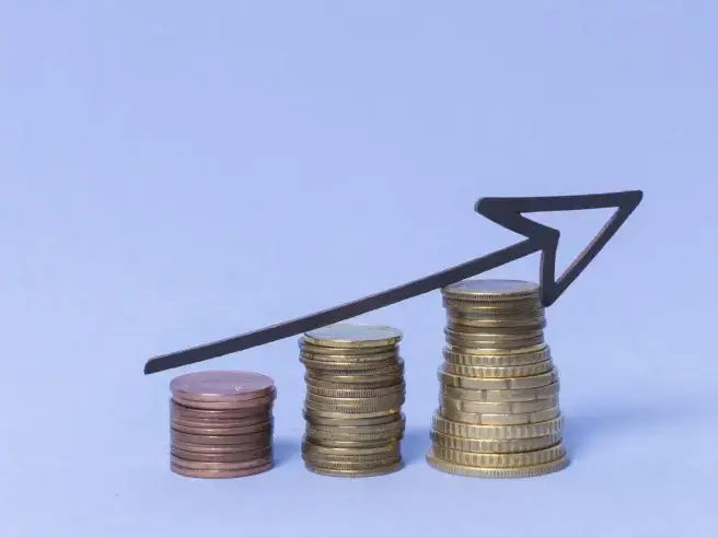 Imagine acordar todos os dias com o desafio – e a coragem – de empreender no Brasil. Esse é o cotidiano de milhões de microempreendedores individuais (MEIs) que, apesar das dificuldades, seguem movendo a economia com esforço próprio. Mas algo mudou. Uma nova energia parece impulsionar esses profissionais em 2025: a confiança. Dados recém-divulgados pela Sondagem Econômica do MEI, desenvolvida pelo Sebrae em parceria com a Fundação Getulio Vargas (FGV), apontam que o otimismo entre os microempreendedores deu um salto em relação ao ano anterior. O Índice de Confiança do MEI (IC-MEI) subiu 2,3 pontos em junho de 2025, em comparação com o mesmo mês de 2024. Mas o que está por trás dessa melhora? A resposta envolve economia, crédito e, acima de tudo, resiliência. O ACESSO AO CRÉDITO ESTÁ MENOS DIFÍCIL – MAS AINDA CUSTA CARO Você já tentou conseguir crédito para o seu pequeno negócio? Se sim, sabe que essa não é uma tarefa fácil. Mas há boas notícias: em junho de 2025, apenas 63,2% dos MEIs consideraram o acesso a crédito difícil, o menor índice já registrado na série histórica da pesquisa. Um ano antes, esse número era de 67,8%. Apesar disso, o maior obstáculo ainda persiste: as altas taxas de juros. Para 25,6% dos microempreendedores, o peso do custo financeiro é o principal empecilho para tomar crédito e investir no negócio. “A análise precisa ser feita com base no cenário econômico do país. A confiança está associada ao bom momento econômico que voltou ao Brasil. Associado a isso, o MEI é aquele que se vira, que levanta de manhã e faz sua própria renda. Agora, o Estado está dando condições para que ele continue gerando emprego e renda”, afirma Décio Lima, presidente do Sebrae. SERVIÇOS PUXAM A FILA DA CONFIANÇA Se você atua no setor de serviços, talvez já tenha sentido essa onda positiva. Os MEIs desse segmento lideraram o avanço no Índice de Confiança, com alta de 3,9 pontos em relação ao mesmo período de 2024. Em seguida, aparecem os empreendedores do Comércio, com crescimento de 2,3 pontos. Já o setor Industrial teve leve recuo de 0,8 ponto. E tem mais: o otimismo se espalhou por todo o território nacional. Todas as regiões apresentaram crescimento no índice: Sul: +4,9 pontos Nordeste: +4,8 pontos Sudeste: +1,2 ponto Norte/Centro-Oeste: +0,3 ponto Esses números não apenas revelam tendências, mas contam uma história: a dos brasileiros que resistem, inovam e acreditam no próprio potencial, mesmo em cenários desafiadores. FAMPE: O BRAÇO FINANCEIRO DO PEQUENO NEGÓCIO É verdade que o crédito ainda pesa no bolso. Mas também é verdade que há apoio vindo de diversas frentes. Uma delas é o Fundo de Aval às Micro e Pequenas Empresas (Fampe), que atua como um facilitador para viabilizar financiamentos aos empreendedores. Em 2025, o Sebrae estima injetar até R$ 12 bilhões em crédito no mercado, com o apoio do Fampe, oferecendo garantias que viabilizam a concessão dos recursos. “Nós, do Sebrae, junto com o governo do presidente Lula e do vice Alckmin, temos trabalhado incessantemente para apoiar os empreendedores a buscarem alternativas em um ambiente econômico que não foi feito pensando nos pequenos negócios, mas na acumulação de capital”, destaca Décio Lima. MEIS ESTÃO MAIS CONFIANTES NO CRÉDITO E NA ECONOMIA, REVELA NOVA PESQUISA Imagine acordar todos os dias com o desafio – e a coragem – de empreender no Brasil. Esse é o cotidiano de milhões de microempreendedores individuais (MEIs) que, apesar das dificuldades, seguem movendo a economia com esforço próprio. Mas algo mudou. Uma nova energia parece impulsionar esses profissionais em 2025: a confiança. Dados recém-divulgados pela Sondagem Econômica do MEI, desenvolvida pelo Sebrae em parceria com a Fundação Getulio Vargas (FGV), apontam que o otimismo entre os microempreendedores deu um salto em relação ao ano anterior. O Índice de Confiança do MEI (IC-MEI) subiu 2,3 pontos em junho de 2025, em comparação com o mesmo mês de 2024. Mas o que está por trás dessa melhora? A resposta envolve economia, crédito e, acima de tudo, resiliência.