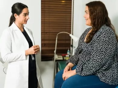 Santa Catarina será contemplada com um investimento federal de R$ 10,9 milhões voltado à saúde da mulher. O recurso integra a Oferta de Cuidados Integrados (OCI) em ginecologia, anunciada nesta terça-feira (24) pelo ministro da Saúde, Alexandre Padilha, dentro do programa Agora Tem Especialistas. A iniciativa vai agilizar o acesso a consultas, exames e procedimentos no Sistema Único de Saúde (SUS). No estado, 3,4 milhões de mulheres em idade fértil serão beneficiadas. No total, o investimento federal será de R$ 300 milhões por ano em todo o país. “Elas são a maioria da população e dos usuários do SUS. Para nós, faz todo sentido a saúde da mulher ser uma prioridade absoluta do Ministério da Saúde”, afirmou o ministro Alexandre Padilha, ao destacar que a saúde da mulher é uma das áreas de destaque do programa. No atendimento com o modelo de OCIs, as mulheres com endometriose e sangramento uterino anormal, por exemplo, terão diagnóstico mais rápido e acesso à cirurgia ou ao tratamento. A partir do encaminhamento realizado pelas equipes da Atenção Primária, elas terão à disposição, em um único pacote, a consulta médica especializada, a biópsia do endométrio, outros exames necessários e a teleconsulta de retorno, que também pode ser presencial. Outras possibilidades da Oferta de Cuidados Integrados - cujo foco são a realização de exames preventivos essenciais, diagnóstico e tratamento - incluem procedimentos como ultrassonografia transvaginal, histeroscopia cirúrgica com biópsia e sedação, além de ressonância magnética de bacia, pelve e abdômen inferior. Fortalecimento do acesso à radioterapia Para ampliar e qualificar o acesso ao tratamento do câncer, o ministro da Saúde também anunciou a criação do Plano de Expansão da Radioterapia no SUS (Persus II). O objetivo é substituir os aceleradores lineares obsoletos e estruturar os estabelecimentos de saúde habilitados para prestarem serviços ao SUS e que contam com casamatas vazias. Casamatas são estruturas de concreto reforçado, frequentemente com chumbo, projetada para abrigar o acelerador linear e outros equipamentos utilizados no tratamento de radioterapia. Com investimento de R$ 400 milhões, o Ministério da Saúde vai adquirir novos equipamentos. Para selecionar os hospitais públicos e filantrópicos que vão recebê-los, o ministro apresentou o edital de chamamento no qual a abertura das inscrições está prevista para o dia 14 de julho. O Persus II integra as ações do Agora Tem Especialistas, que objetiva consolidar a maior rede pública de prevenção, diagnóstico e controle do câncer. “Vamos garantir a meta de ter 121 novos aceleradores lineares até o final de 2026 em funcionamento no SUS. Com equipamentos mais modernos, teremos maior precisão e capacidade de atender mais pacientes por dia”, destacou Padilha, ao lembrar que os novos equipamentos vão ampliar o cuidado para mais de 72 mil pacientes a cada ano. Pela primeira vez em décadas, o país investe de forma estruturada no acesso à radioterapia no SUS. Além dos novos aceleradores lineares, o programa Agora Tem Especialistas viabilizou a criação do Super Centro Brasil para Diagnóstico de Câncer que, com a participação de instituições de saúde de excelência – como o Inca e o hospital AC Camargo -, vai ofertar teleconsultoria, telelaudos e telepatologia.