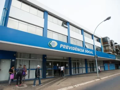 A Advocacia-Geral da União (AGU) apresentou nesta quarta-feira (2) ao Supremo Tribunal Federal (STF) uma proposta de acordo para iniciar, a partir de 24 de julho, o ressarcimento dos descontos irregulares de mensalidades associativas dos benefícios de aposentados e pensionistas. De acordo com a proposta, os beneficiários vão ser integralmente ressarcidos pelos descontos não autorizados nos contracheques entre março de 2020 e março de 2025.  Se for homologado pelo Supremo, os pagamentos serão feitos a cada 15 dias, a partir da data inicial. Cada lote deve contar com o ressarcimento de 1,5 milhão de beneficiários. Os valores serão corrigidos pelo Índice Nacional de Preços ao Consumidor Amplo (IPCA), indicador da inflação. Para ter direito a aderir ao acordo, quem foi lesado pelas associações envolvidas no esquema deverá entrar em contato diretamente com o INSS, por meio dos canais de atendimento do órgão. A adesão será voluntária.  Após análise do pedido, o aposentado entrará na lista de pessoas que terão direito ao ressarcimento.  Em contrapartida, quem entrou na Justiça para receber o ressarcimento deverá desistir da ação contra o INSS, que se compromete a pagar 5% de honorários advocatícios nas ações individuais propostas antes de 23 de abril de 2025. Confira as principais regras do acordo, que ainda depende de validação do STF. Pedido de devolução Canais disponíveis:  Aplicativo Meu INSS, central telefônica 135 e agências dos Correios.  Devolução automática Por estarem em grupos de pessoas vulneráveis, idosos maiores de 80 anos, quilombolas e indígenas serão ressarcidos independentemente de requerimento.  Processo de contestação O sistema do INSS gera cobrança à entidade associativa quando há contestação; A entidade tem 15 dias para comprovar a autorização ou devolver valores via GRU (Guia de Recolhimento da União); Se a entidade não fizer o reembolso ou não provar a regularização do desconto, o INSS devolverá os valores. Efeitos jurídicos  Extinção de ações individuais e coletivas com quitação integral ao INSS; Honorários advocatícios de 5% sobre o valor devolvido administrativamente (ações ajuizadas até 23/4/2025); Afastamento de danos morais e da aplicação do Código de Defesa do Consumidor (CDC) em relação ao INSS; Necessária contestação administrativa prévia;  Em caso de não adesão ao acordo, o beneficiário poderá buscar a via judicial. Objeto do acordo Ressarcir integralmente beneficiários por descontos não autorizados entre março de 2020 e março de 2025, independente da prévia responsabilização das associações; Valores devolvidos serão corrigidos pelo IPCA; O INSS adotará todas as medidas necessárias para promover a responsabilização integral das entidades responsáveis pelos descontos. Prevenção de novas fraudes O INSS vai revisar normas e procedimentos para prevenir novas fraudes em descontos associativos. Conciliação O acordo enviado para chancela do STF foi fechado entre a AGU, o INSS, o Ministério da Previdência Social, a Ordem dos Advogados do Brasil (OAB), a Defensoria Pública da União (DPU) e o Ministério Público Federal (MPF). Todos os órgãos participam de uma conciliação aberta pelo ministro Dias Toffoli. Segundo a AGU, a homologação é necessária para dar segurança jurídica ao processo de devolução dos valores descontados. O órgão também aguarda pedido para que Toffoli determine a abertura de crédito extraordinário no orçamento para viabilizar o ressarcimento e a exclusão dos valores do teto de gastos da União para os anos de 2025 e 2026. Bloqueios As fraudes são investigadas na Operação Sem Desconto, da Polícia Federal, que apura um esquema nacional de descontos de mensalidades associativas não autorizadas. Estima-se que cerca de R$ 6,3 bilhões foram descontados de aposentados e pensionistas entre 2019 e 2024. Até o momento, a Justiça Federal já bloqueou R$ 2,8 bilhões em bens de empresas e investigados envolvidos nas fraudes em descontos irregulares nos benefícios. 