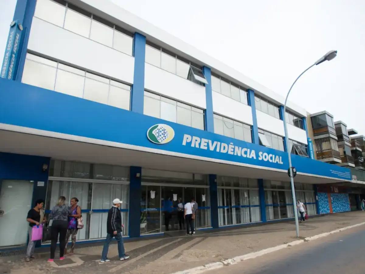 A Advocacia-Geral da União (AGU) apresentou nesta quarta-feira (2) ao Supremo Tribunal Federal (STF) uma proposta de acordo para iniciar, a partir de 24 de julho, o ressarcimento dos descontos irregulares de mensalidades associativas dos benefícios de aposentados e pensionistas. De acordo com a proposta, os beneficiários vão ser integralmente ressarcidos pelos descontos não autorizados nos contracheques entre março de 2020 e março de 2025.  Se for homologado pelo Supremo, os pagamentos serão feitos a cada 15 dias, a partir da data inicial. Cada lote deve contar com o ressarcimento de 1,5 milhão de beneficiários. Os valores serão corrigidos pelo Índice Nacional de Preços ao Consumidor Amplo (IPCA), indicador da inflação. Para ter direito a aderir ao acordo, quem foi lesado pelas associações envolvidas no esquema deverá entrar em contato diretamente com o INSS, por meio dos canais de atendimento do órgão. A adesão será voluntária.  Após análise do pedido, o aposentado entrará na lista de pessoas que terão direito ao ressarcimento.  Em contrapartida, quem entrou na Justiça para receber o ressarcimento deverá desistir da ação contra o INSS, que se compromete a pagar 5% de honorários advocatícios nas ações individuais propostas antes de 23 de abril de 2025. Confira as principais regras do acordo, que ainda depende de validação do STF. Pedido de devolução Canais disponíveis:  Aplicativo Meu INSS, central telefônica 135 e agências dos Correios.  Devolução automática Por estarem em grupos de pessoas vulneráveis, idosos maiores de 80 anos, quilombolas e indígenas serão ressarcidos independentemente de requerimento.  Processo de contestação O sistema do INSS gera cobrança à entidade associativa quando há contestação; A entidade tem 15 dias para comprovar a autorização ou devolver valores via GRU (Guia de Recolhimento da União); Se a entidade não fizer o reembolso ou não provar a regularização do desconto, o INSS devolverá os valores. Efeitos jurídicos  Extinção de ações individuais e coletivas com quitação integral ao INSS; Honorários advocatícios de 5% sobre o valor devolvido administrativamente (ações ajuizadas até 23/4/2025); Afastamento de danos morais e da aplicação do Código de Defesa do Consumidor (CDC) em relação ao INSS; Necessária contestação administrativa prévia;  Em caso de não adesão ao acordo, o beneficiário poderá buscar a via judicial. Objeto do acordo Ressarcir integralmente beneficiários por descontos não autorizados entre março de 2020 e março de 2025, independente da prévia responsabilização das associações; Valores devolvidos serão corrigidos pelo IPCA; O INSS adotará todas as medidas necessárias para promover a responsabilização integral das entidades responsáveis pelos descontos. Prevenção de novas fraudes O INSS vai revisar normas e procedimentos para prevenir novas fraudes em descontos associativos. Conciliação O acordo enviado para chancela do STF foi fechado entre a AGU, o INSS, o Ministério da Previdência Social, a Ordem dos Advogados do Brasil (OAB), a Defensoria Pública da União (DPU) e o Ministério Público Federal (MPF). Todos os órgãos participam de uma conciliação aberta pelo ministro Dias Toffoli. Segundo a AGU, a homologação é necessária para dar segurança jurídica ao processo de devolução dos valores descontados. O órgão também aguarda pedido para que Toffoli determine a abertura de crédito extraordinário no orçamento para viabilizar o ressarcimento e a exclusão dos valores do teto de gastos da União para os anos de 2025 e 2026. Bloqueios As fraudes são investigadas na Operação Sem Desconto, da Polícia Federal, que apura um esquema nacional de descontos de mensalidades associativas não autorizadas. Estima-se que cerca de R$ 6,3 bilhões foram descontados de aposentados e pensionistas entre 2019 e 2024. Até o momento, a Justiça Federal já bloqueou R$ 2,8 bilhões em bens de empresas e investigados envolvidos nas fraudes em descontos irregulares nos benefícios. 