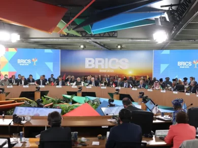 Os países do Brics lançaram oficialmente nesta segunda-feira (7) a Parceria para a Eliminação de Doenças Socialmente Determinadas (DSDs). O objetivo é fortalecer a cooperação, mobilizar recursos e avançar esforços coletivos para a eliminação integrada dessas doenças, que têm sua incidência agravada pela pobreza, desigualdade social e barreiras de acesso à saúde, o que faz com que sejam mais prevalentes no Sul Global. A ideia é que os países se unam para eliminar doenças que, muitas vezes, não afetam países ricos e, portanto, não são consideradas na destinação de recursos para pesquisas nesses países. A parceria incluirá as doenças que são reconhecidas como DSDs pelos países membros do Brics, de acordo com as realidades de cada um deles. Entre as doenças que deverão entrar no escopo da ação estão: tuberculose, hanseníase, malária e dengue. Até o momento, fazem parte da parceria os 11 países do Brics ─ Brasil, Rússia, Índia, China, África do Sul, Irã, Arábia Saudita, Egito, Etiópia, Emirados Árabes Unidos e Indonésia – além da Malásia, Bolívia e Cuba, países parceiros do fórum, que também aderiram à medida. Os países deverão se unir para a promoção de pesquisa e desenvolvimento de abordagens inovadoras para saúde, vacinas, prevenção, detecção precoce, diagnóstico e tratamento. Além disso, deverão incentivar investimentos internacionais ampliados, fortalecendo esforços diplomáticos para colocar a eliminação das DSDs no centro da agenda global de saúde e buscar a priorização dessa questão em fóruns multilaterais e regionais. A iniciativa, que foi discutida nas reuniões que antecederam a Cúpula de Líderes do grupo, constou também da Declaração Final da 17ª Reunião de Cúpula, a Declaração do Rio de Janeiro, divulgada neste domingo (6). O tema foi uma das oito prioridades escolhidas pela presidência brasileira do Brics na área da saúde e teve como inspiração o Programa Brasil Saudável, que tem como objetivo enfrentar problemas sociais e ambientais que afetam a saúde de pessoas em maior vulnerabilidade social. Nesta segunda, o Brics divulgou documento específico que detalha a nova parceria. O texto inclui a utilização de tecnologias inovadoras, como a inteligência artificial, para o combate das doenças. “Para atingir os objetivos da parceria, os membros promoverão e ampliarão iniciativas existentes voltadas para o fortalecimento do manejo de casos, expansão do acesso a áreas remotas e de difícil alcance, melhoria das condições de saneamento e habitação, combate à desnutrição e à pobreza, e aproveitamento de tecnologias inovadoras — como inteligência artificial, diagnóstico de doenças, terapêuticas, desenvolvimento de medicamentos e vacinas, plataformas digitais interoperáveis, sistemas de notificação harmonizados, mecanismos de detecção precoce, vigilância, intercâmbio de dados em tempo real, regulação e ferramentas integradas de eliminação de doenças”, diz o texto. Objetivos A parceria terá cinco objetivos principais, alinhados às atividades de organizações internacionais como a Organização Mundial de Saúde (OMS): Reforçar sistemas de saúde resilientes e a prestação de serviços essenciais, garantindo o acesso equitativo a vacinas, prevenção, detecção precoce, diagnóstico, tratamento e educação em saúde para DSDs, fortalecendo serviços de saúde comunitária e focando em populações em situação vulnerável nas regiões mais afetadas por DSDs, avançando também na Cobertura Universal de Saúde (CUS); Fortalecer ações intersetoriais sobre os determinantes sociais, econômicos e ambientais da saúde, adotando uma abordagem integral de governo e sociedade; Expandir a colaboração em pesquisa, desenvolvimento, capacitação, inovação e transferência de tecnologia entre os membros, promovendo o compartilhamento de conhecimentos como estratégia para fortalecer a cooperação e impulsionar soluções inovadoras adaptadas às realidades locais para eliminação das DSDs; Advogar pela superação das barreiras financeiras à eliminação das DSDs, mobilizando recursos nacionais e internacionais e promovendo o engajamento com bancos de desenvolvimento, instituições financeiras, doadores e setor privado para garantir mecanismos sustentáveis e inovadores de financiamento; Alinhar posições sobre DSDs no âmbito das organizações internacionais, incluindo agências da Organização das Nações Unidas como a OMS e outros fóruns relevantes, além de partes interessadas do setor privado, facilitando a integração em estruturas mais amplas de cooperação internacional e assegurando alinhamento com os Objetivos de Desenvolvimento Sustentável globais. Para isso, de acordo com o documento, os países irão recorrer a financiamento do Novo Banco de Desenvolvimento (NDB), o Banco do Brics, além do Banco Mundial e outros bancos multilaterais de desenvolvimento. Os países irão buscar também doadores e o apoio do setor privado por meio de iniciativas público-privadas.  O documento estabelece que os primeiros passos para o estabelecimento da parceria serão a realização de seminários técnicos, de atividades de capacitação e treinamento, além de reuniões da rede de pesquisa e engajamento com o NDB e outras instituições financeiras.