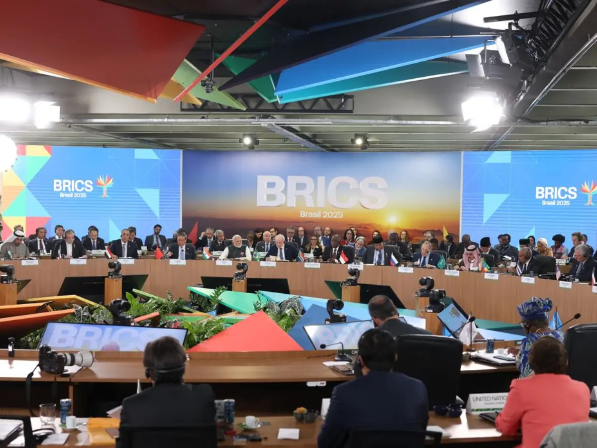 Os países do Brics lançaram oficialmente nesta segunda-feira (7) a Parceria para a Eliminação de Doenças Socialmente Determinadas (DSDs). O objetivo é fortalecer a cooperação, mobilizar recursos e avançar esforços coletivos para a eliminação integrada dessas doenças, que têm sua incidência agravada pela pobreza, desigualdade social e barreiras de acesso à saúde, o que faz com que sejam mais prevalentes no Sul Global. A ideia é que os países se unam para eliminar doenças que, muitas vezes, não afetam países ricos e, portanto, não são consideradas na destinação de recursos para pesquisas nesses países. A parceria incluirá as doenças que são reconhecidas como DSDs pelos países membros do Brics, de acordo com as realidades de cada um deles. Entre as doenças que deverão entrar no escopo da ação estão: tuberculose, hanseníase, malária e dengue. Até o momento, fazem parte da parceria os 11 países do Brics ─ Brasil, Rússia, Índia, China, África do Sul, Irã, Arábia Saudita, Egito, Etiópia, Emirados Árabes Unidos e Indonésia – além da Malásia, Bolívia e Cuba, países parceiros do fórum, que também aderiram à medida. Os países deverão se unir para a promoção de pesquisa e desenvolvimento de abordagens inovadoras para saúde, vacinas, prevenção, detecção precoce, diagnóstico e tratamento. Além disso, deverão incentivar investimentos internacionais ampliados, fortalecendo esforços diplomáticos para colocar a eliminação das DSDs no centro da agenda global de saúde e buscar a priorização dessa questão em fóruns multilaterais e regionais. A iniciativa, que foi discutida nas reuniões que antecederam a Cúpula de Líderes do grupo, constou também da Declaração Final da 17ª Reunião de Cúpula, a Declaração do Rio de Janeiro, divulgada neste domingo (6). O tema foi uma das oito prioridades escolhidas pela presidência brasileira do Brics na área da saúde e teve como inspiração o Programa Brasil Saudável, que tem como objetivo enfrentar problemas sociais e ambientais que afetam a saúde de pessoas em maior vulnerabilidade social. Nesta segunda, o Brics divulgou documento específico que detalha a nova parceria. O texto inclui a utilização de tecnologias inovadoras, como a inteligência artificial, para o combate das doenças. “Para atingir os objetivos da parceria, os membros promoverão e ampliarão iniciativas existentes voltadas para o fortalecimento do manejo de casos, expansão do acesso a áreas remotas e de difícil alcance, melhoria das condições de saneamento e habitação, combate à desnutrição e à pobreza, e aproveitamento de tecnologias inovadoras — como inteligência artificial, diagnóstico de doenças, terapêuticas, desenvolvimento de medicamentos e vacinas, plataformas digitais interoperáveis, sistemas de notificação harmonizados, mecanismos de detecção precoce, vigilância, intercâmbio de dados em tempo real, regulação e ferramentas integradas de eliminação de doenças”, diz o texto. Objetivos A parceria terá cinco objetivos principais, alinhados às atividades de organizações internacionais como a Organização Mundial de Saúde (OMS): Reforçar sistemas de saúde resilientes e a prestação de serviços essenciais, garantindo o acesso equitativo a vacinas, prevenção, detecção precoce, diagnóstico, tratamento e educação em saúde para DSDs, fortalecendo serviços de saúde comunitária e focando em populações em situação vulnerável nas regiões mais afetadas por DSDs, avançando também na Cobertura Universal de Saúde (CUS); Fortalecer ações intersetoriais sobre os determinantes sociais, econômicos e ambientais da saúde, adotando uma abordagem integral de governo e sociedade; Expandir a colaboração em pesquisa, desenvolvimento, capacitação, inovação e transferência de tecnologia entre os membros, promovendo o compartilhamento de conhecimentos como estratégia para fortalecer a cooperação e impulsionar soluções inovadoras adaptadas às realidades locais para eliminação das DSDs; Advogar pela superação das barreiras financeiras à eliminação das DSDs, mobilizando recursos nacionais e internacionais e promovendo o engajamento com bancos de desenvolvimento, instituições financeiras, doadores e setor privado para garantir mecanismos sustentáveis e inovadores de financiamento; Alinhar posições sobre DSDs no âmbito das organizações internacionais, incluindo agências da Organização das Nações Unidas como a OMS e outros fóruns relevantes, além de partes interessadas do setor privado, facilitando a integração em estruturas mais amplas de cooperação internacional e assegurando alinhamento com os Objetivos de Desenvolvimento Sustentável globais. Para isso, de acordo com o documento, os países irão recorrer a financiamento do Novo Banco de Desenvolvimento (NDB), o Banco do Brics, além do Banco Mundial e outros bancos multilaterais de desenvolvimento. Os países irão buscar também doadores e o apoio do setor privado por meio de iniciativas público-privadas.  O documento estabelece que os primeiros passos para o estabelecimento da parceria serão a realização de seminários técnicos, de atividades de capacitação e treinamento, além de reuniões da rede de pesquisa e engajamento com o NDB e outras instituições financeiras.