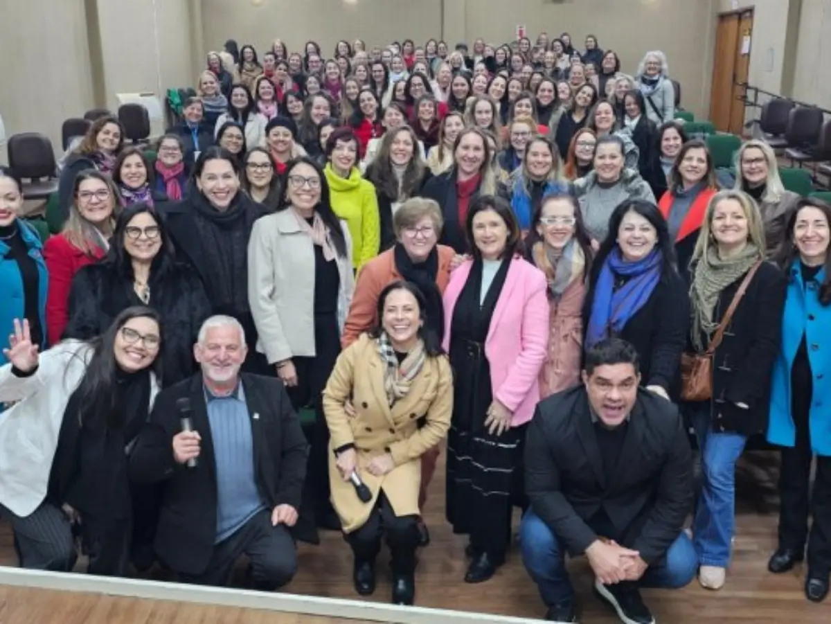 Na manhã de lançamento do programa Chapecó com Elas 2025, o auditório da Prefeitura de Chapecó se encheu de histórias e emoção. O evento, que marcou uma nova fase para o empreendedorismo feminino no município, reuniu lideranças, empreendedoras e apoiadores de uma causa que vai além dos negócios: o empoderamento e a transformação social. Como madrinha do programa e voz ativa na defesa das mulheres chapecoenses, a primeira-dama Fabiana Matte Rodrigues se emocionou ao falar sobre o propósito da iniciativa. Esse programa nasceu para apoiar, valorizar e incentivar as mulheres empreendedoras de Chapecó. A mulher já é uma empreendedora nata: ela administra a economia dentro de casa, cuida da família, apoia o marido, mas nós queremos mais. Foi por isso que nasceu este programa. Porque todas nós podemos, basta nos posicionarmos, declarou. UMA PARCERIA QUE FLORESCE COM O SEBRAE A primeira-dama também destacou a importância da parceria com o Sebrae/SC, definindo-a como essencial para dar estrutura e suporte técnico às participantes. Com o Sebrae, conseguimos somar conhecimento, rede de apoio e oportunidades reais para que essas mulheres possam crescer com segurança. É essa união que fortalece o projeto e amplia nosso impacto, reforçou Fabiana. Ao lado dela, o prefeito João Rodrigues também fez questão de celebrar a iniciativa. Em sua fala, ele parabenizou o programa e reafirmou o compromisso da Gestão Municipal com o incentivo ao empreendedorismo feminino. Chapecó com Elas mostra o quanto investir em mulheres é importante. Elas movem nossa economia e transformam comunidades. Parabéns a todas que fazem parte desta história, declarou. No coração do programa está a Trilha de Capacitação Chapecó com Elas 2025, que oferece módulos sobre modelagem de negócios, finanças, marketing digital, inovação e até inteligência artificial aplicada aos pequenos negócios. Mais do que aulas, cada encontro é um espaço para troca de experiências, construção de redes e fortalecimento coletivo. Segundo a analista do Sebrae/SC, Marieli Aline Musskopf, o objetivo é transformar desafios em oportunidades. Quando uma mulher empreende com informação e apoio, ela muda não só o seu negócio, mas toda a sua comunidade, destacou. Precisamos ter esse olhar para as mulheres. A gente acredita que isso fortalece a família, movimenta a economia local e transforma comunidades. Estamos aqui para apoiar e incentivar cada vez mais as mulheres como empreendedoras, porque há lugar para todo mundo, declarou Marieli, com a convicção de quem vive de perto as histórias de superação que nascem do empreendedorismo CONVITE À TRANSFORMAÇÃO O Chapecó com Elas não é apenas um programa, é um movimento e chamado para que cada mulher encontre coragem para tirar seus planos do papel, com o suporte de uma rede que acredita no poder feminino de inovar, liderar e prosperar. Em Chapecó, o futuro do empreendedorismo tem perfume de flor, a solidez de raízes profundas e o brilho das mãos femininas que moldam novos caminhos. As inscrições para a Trilha de Capacitação já estão abertas e são limitadas. Segue abaixo o link para acesso ao edital, contendo mais informações sobre o processo e a inscrição: Acesse Fonte: Prefeitura de Chapecó